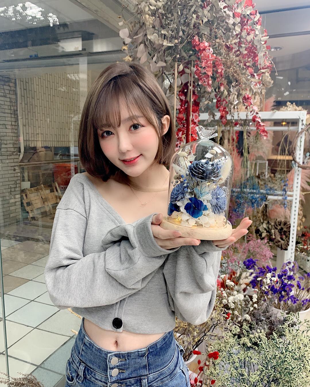 正妹妮妮子穿运动背心健身,锁骨出卖好身材