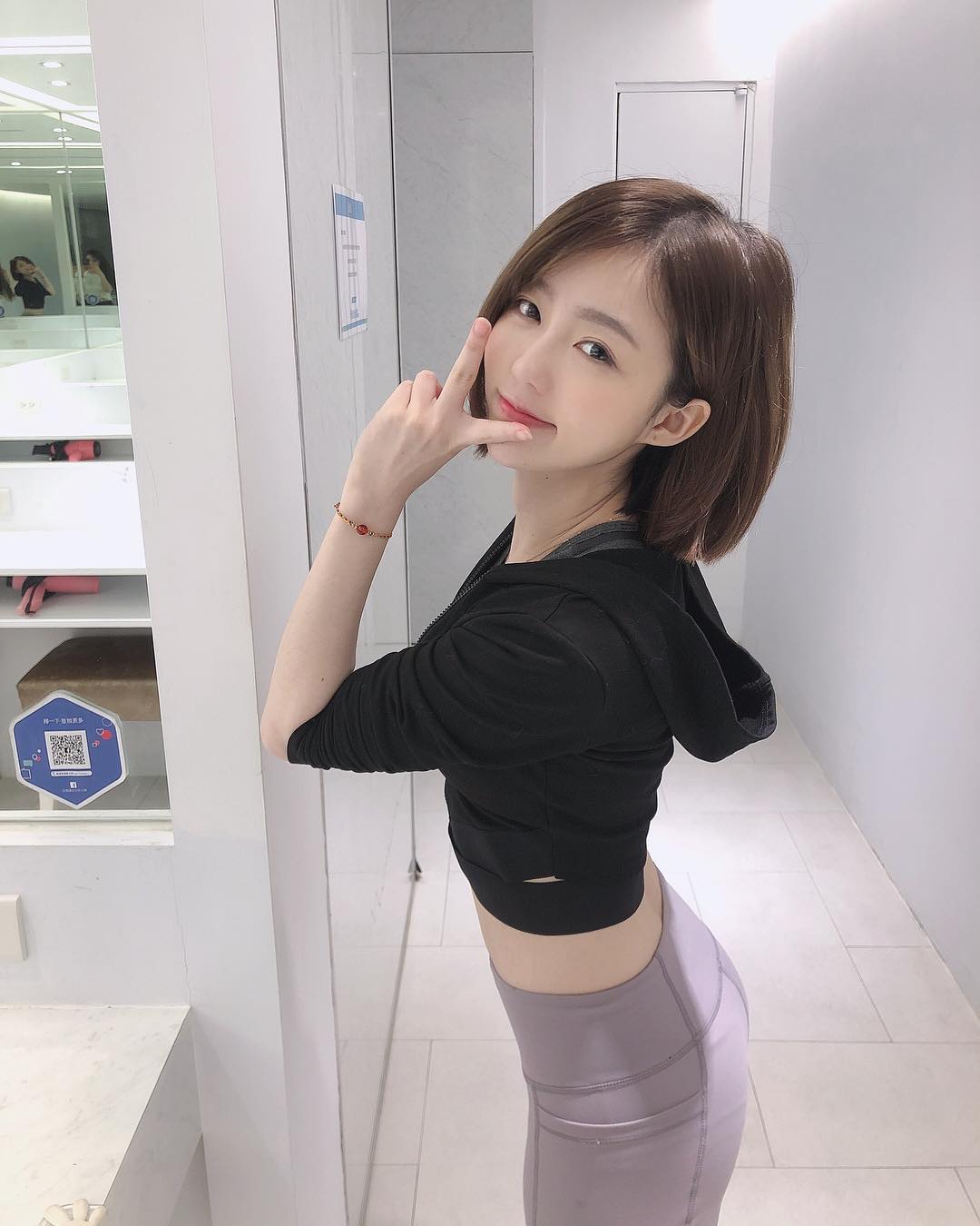 正妹妮妮子穿运动背心健身,锁骨出卖好身材