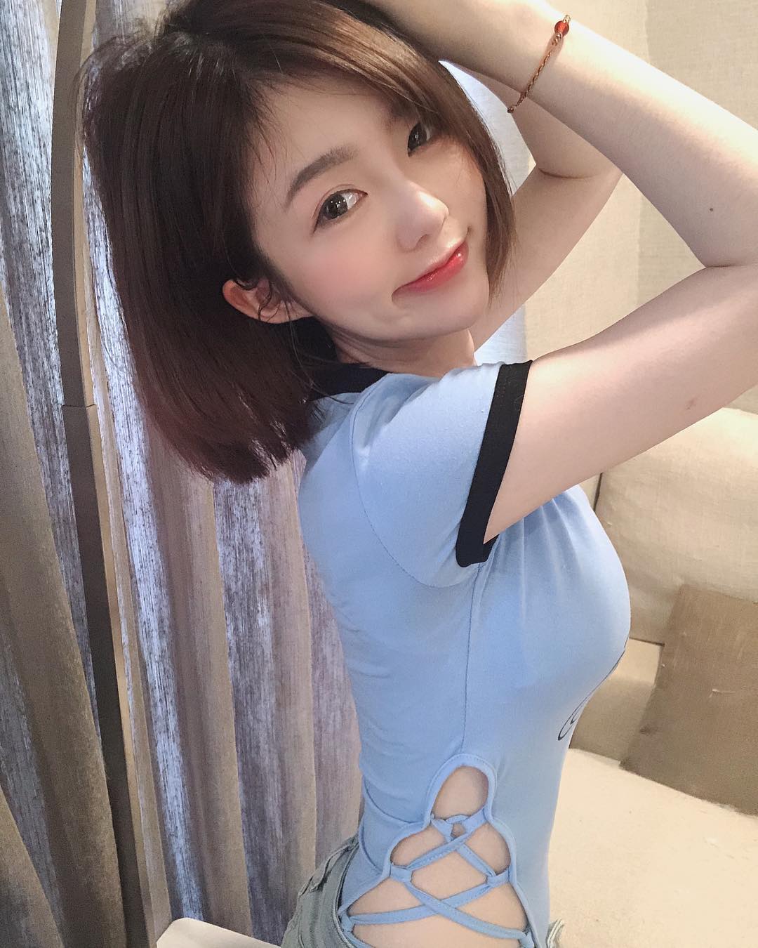 正妹妮妮子穿运动背心健身,锁骨出卖好身材