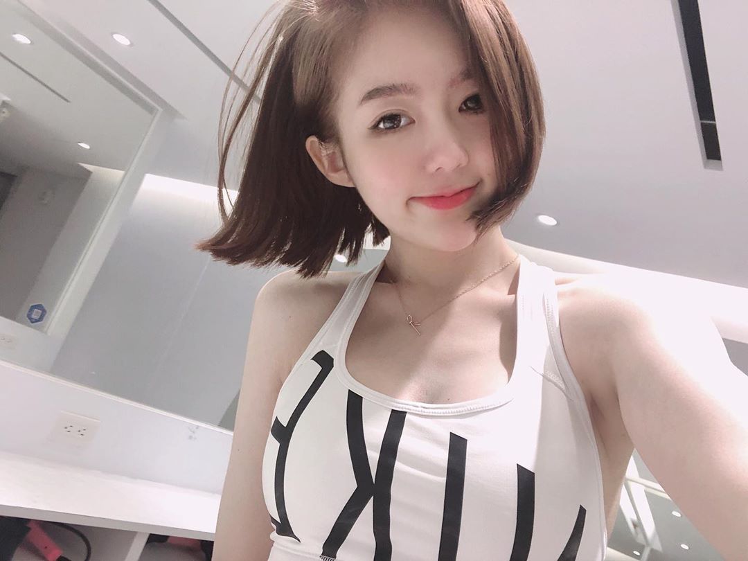 正妹妮妮子穿运动背心健身,锁骨出卖好身材