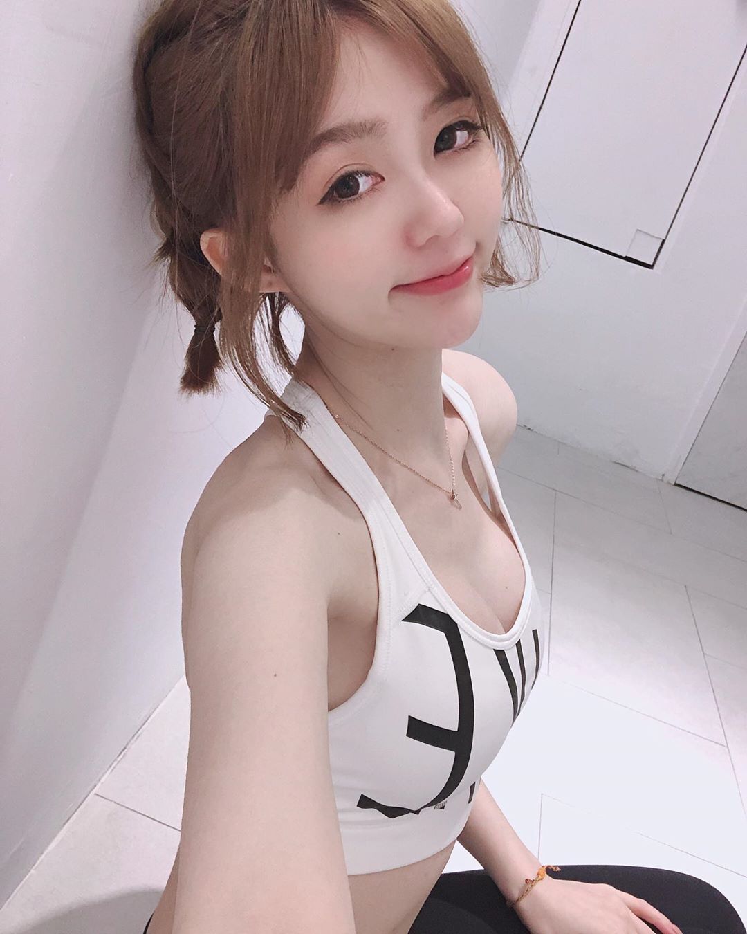 正妹妮妮子穿运动背心健身,锁骨出卖好身材