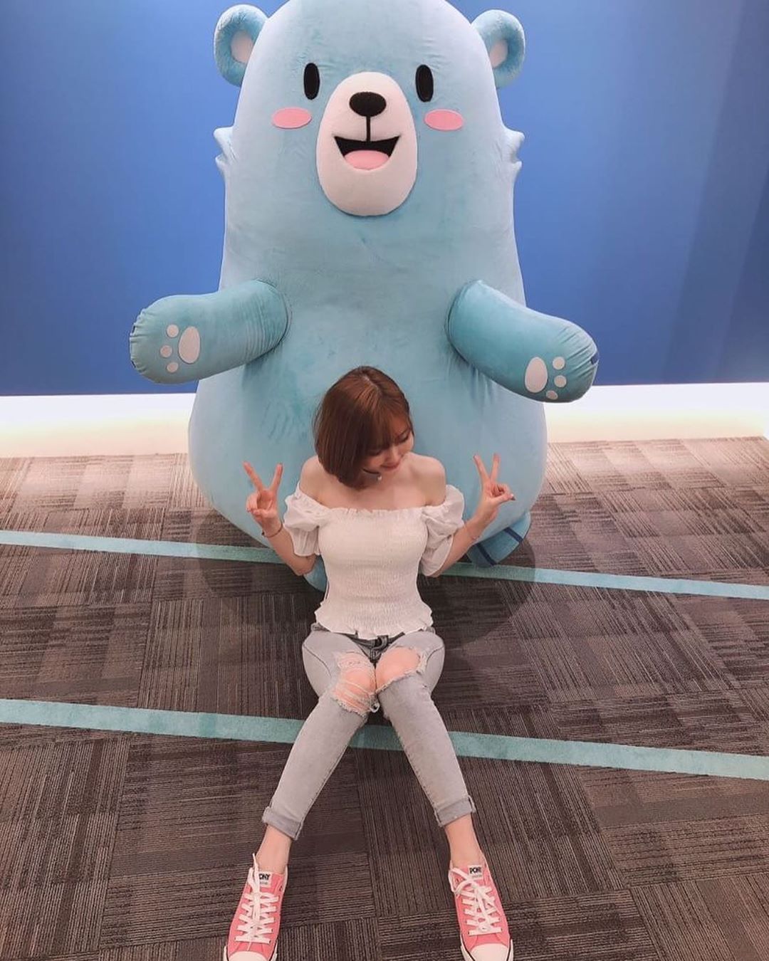 正妹妮妮子穿运动背心健身,锁骨出卖好身材