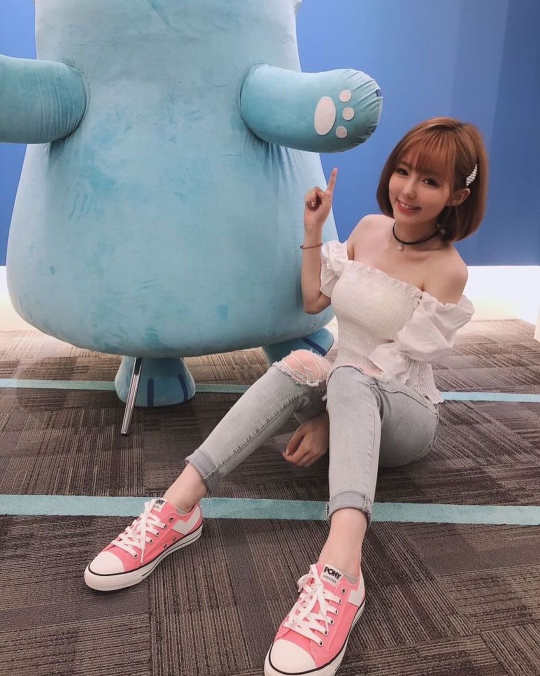 正妹妮妮子穿运动背心健身,锁骨出卖好身材