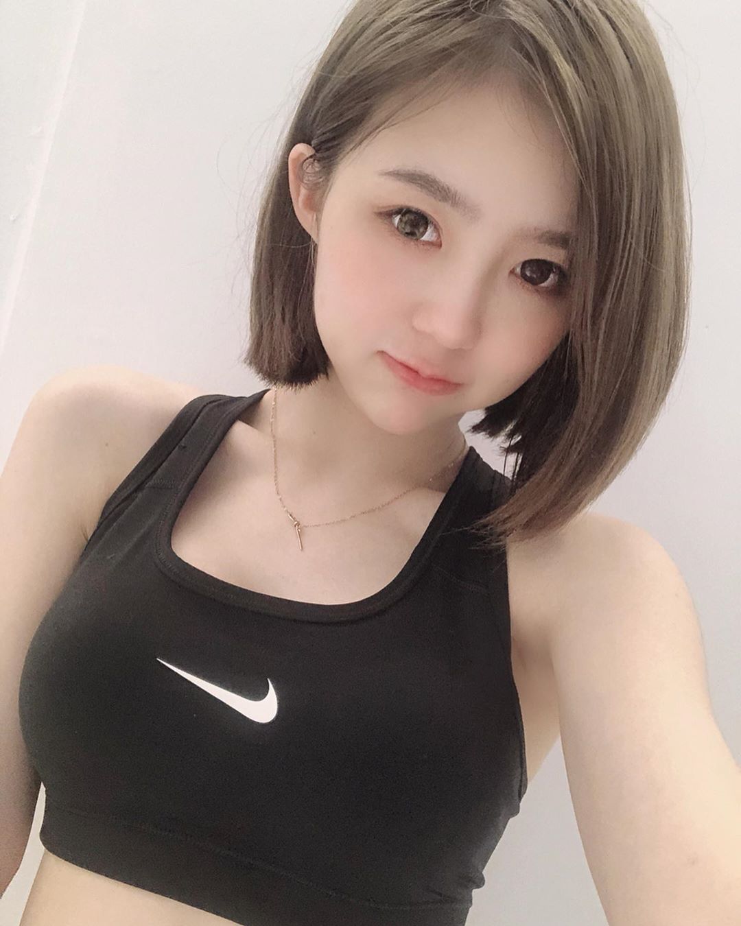 正妹妮妮子穿运动背心健身,锁骨出卖好身材