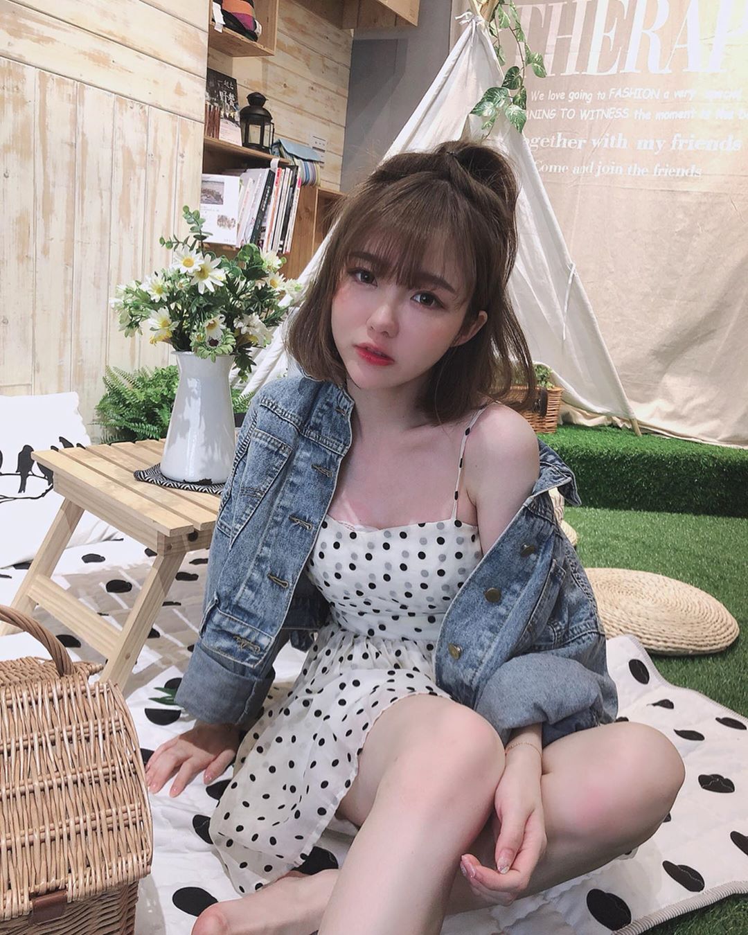 正妹妮妮子穿运动背心健身,锁骨出卖好身材