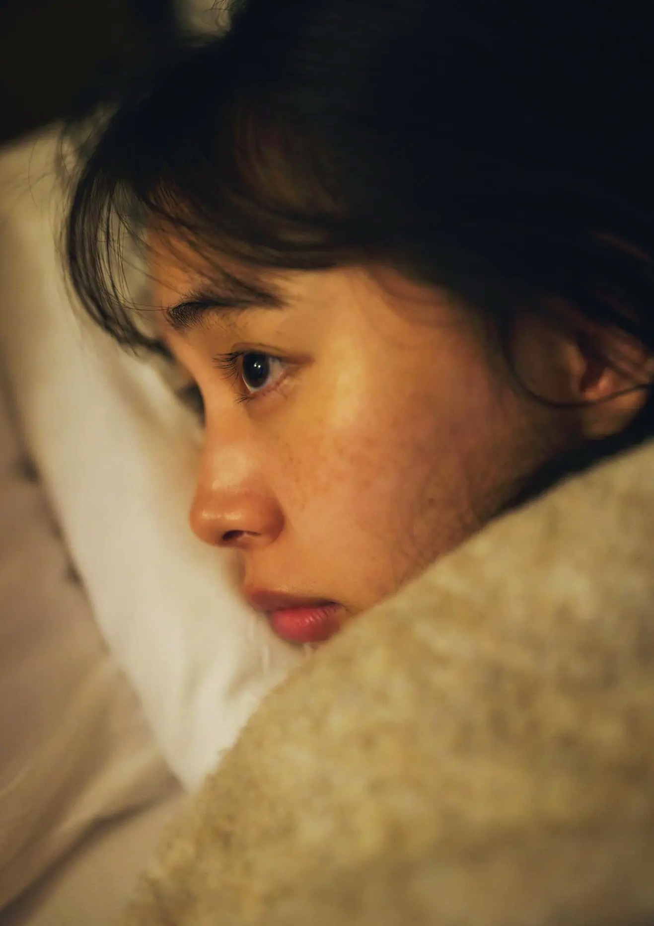 井桁弘恵《つかのま》写真:性感私房卧房与清新户外高挑美腿大片