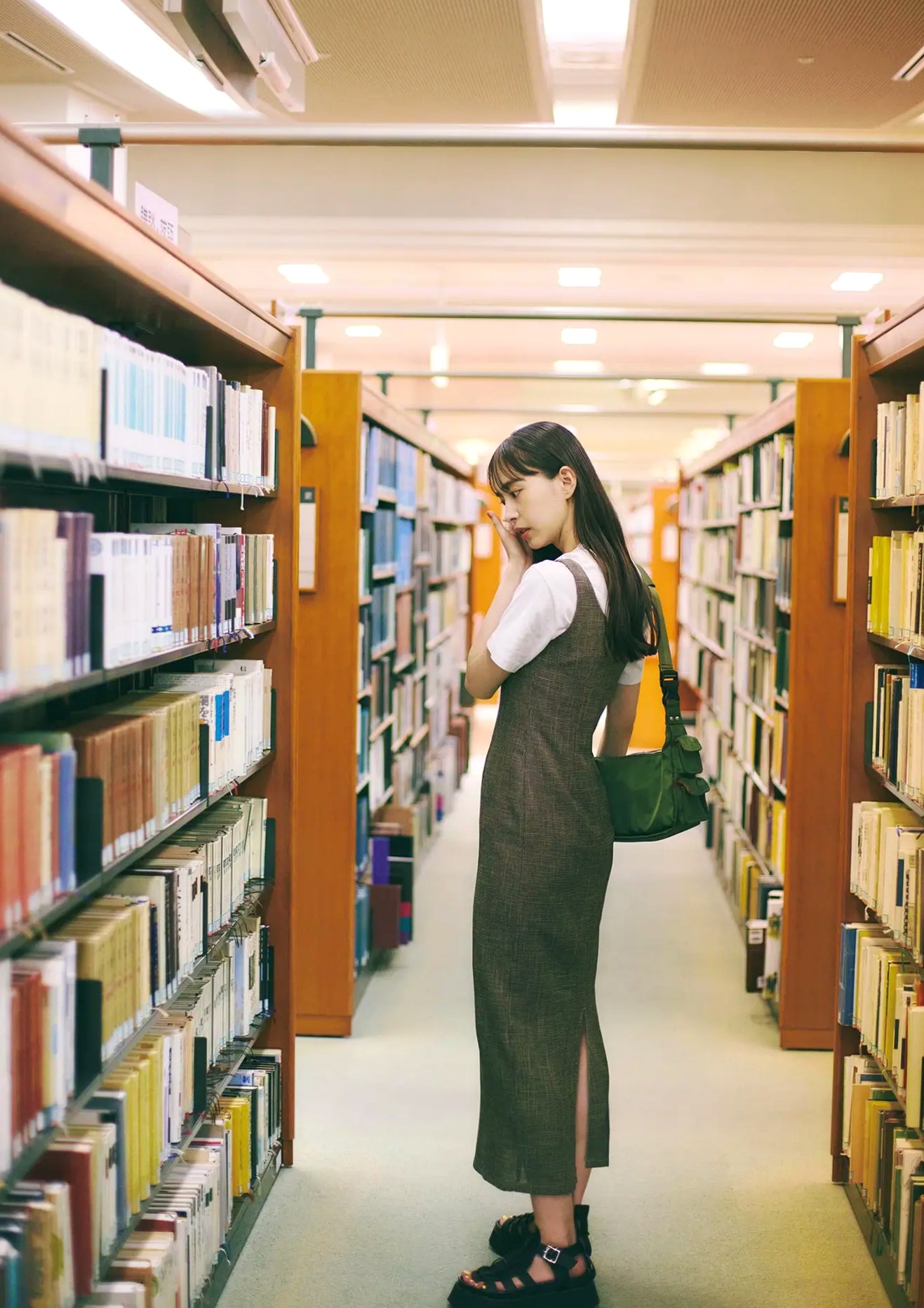 井桁弘恵《つかのま》写真:性感私房卧房与清新户外高挑美腿大片