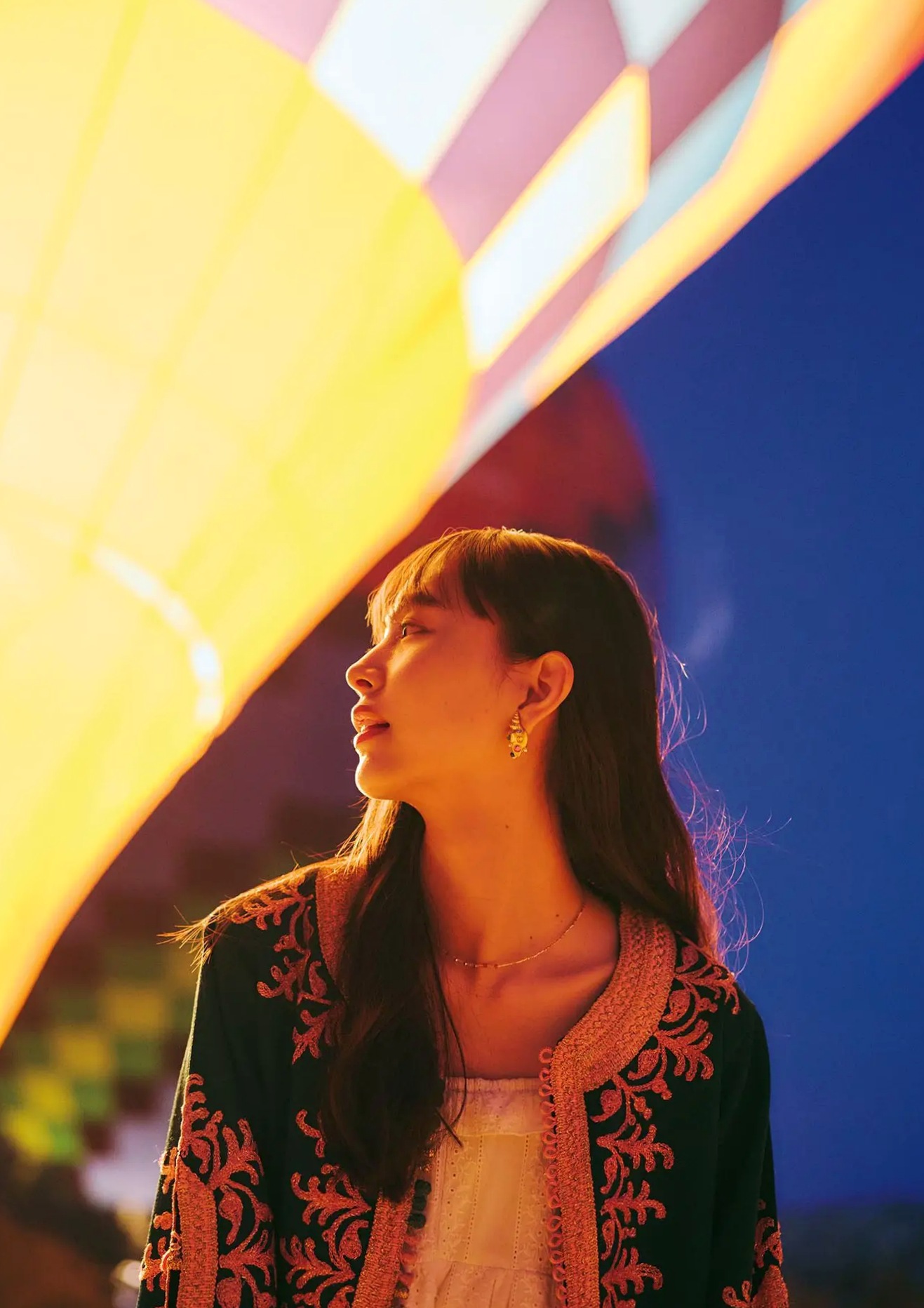 井桁弘恵《つかのま》写真:性感私房卧房与清新户外高挑美腿大片