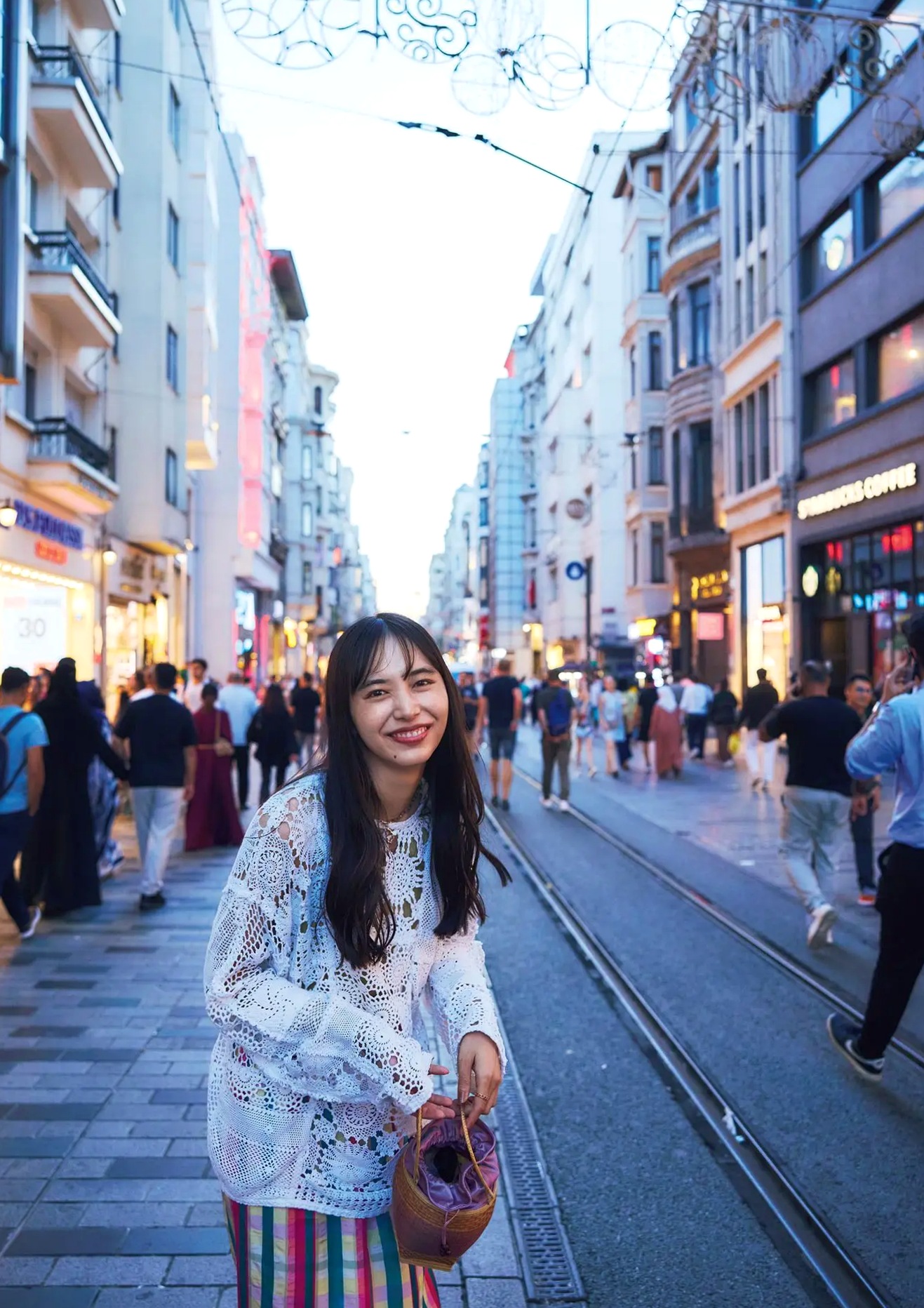 井桁弘恵《つかのま》写真:性感私房卧房与清新户外高挑美腿大片