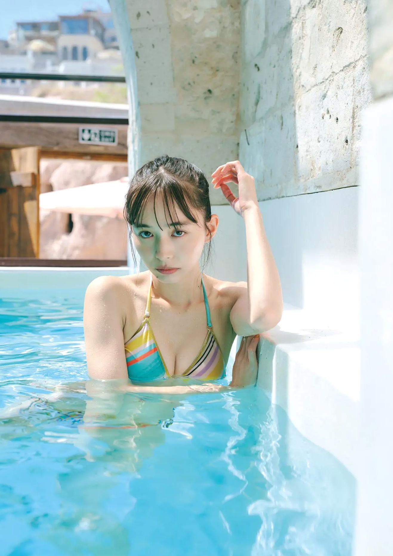 井桁弘恵《つかのま》写真:性感私房卧房与清新户外高挑美腿大片