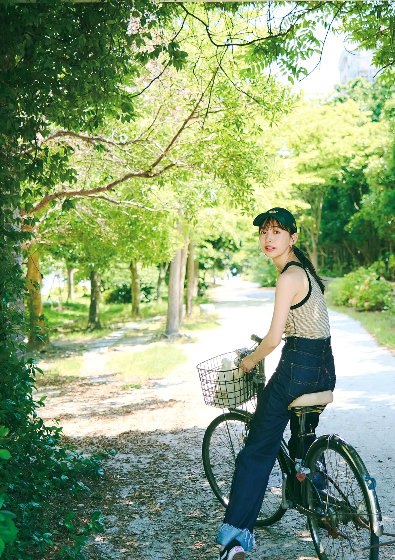 井桁弘恵《つかのま》写真:性感私房卧房与清新户外高挑美腿大片