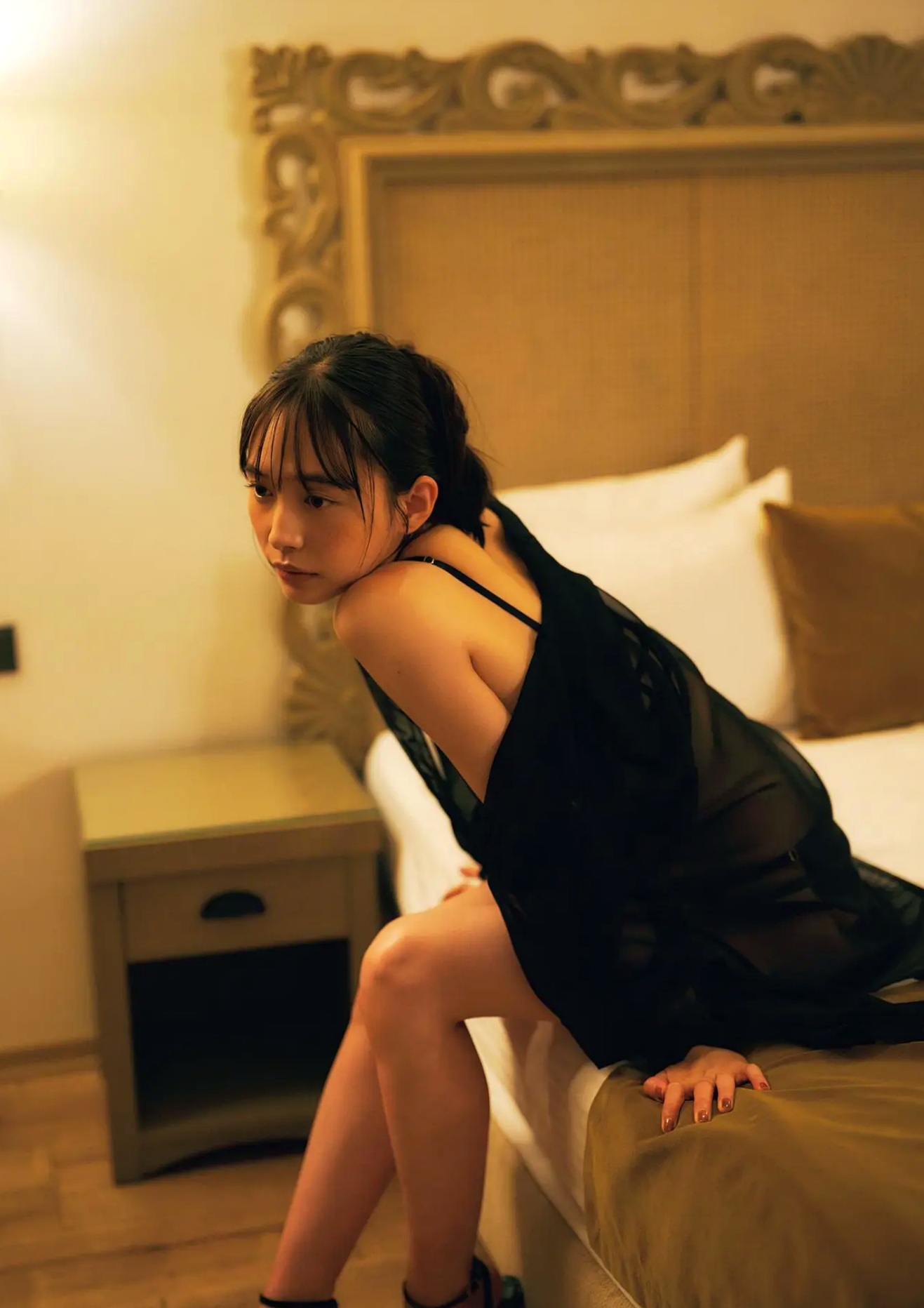 井桁弘恵《つかのま》写真:性感私房卧房与清新户外高挑美腿大片