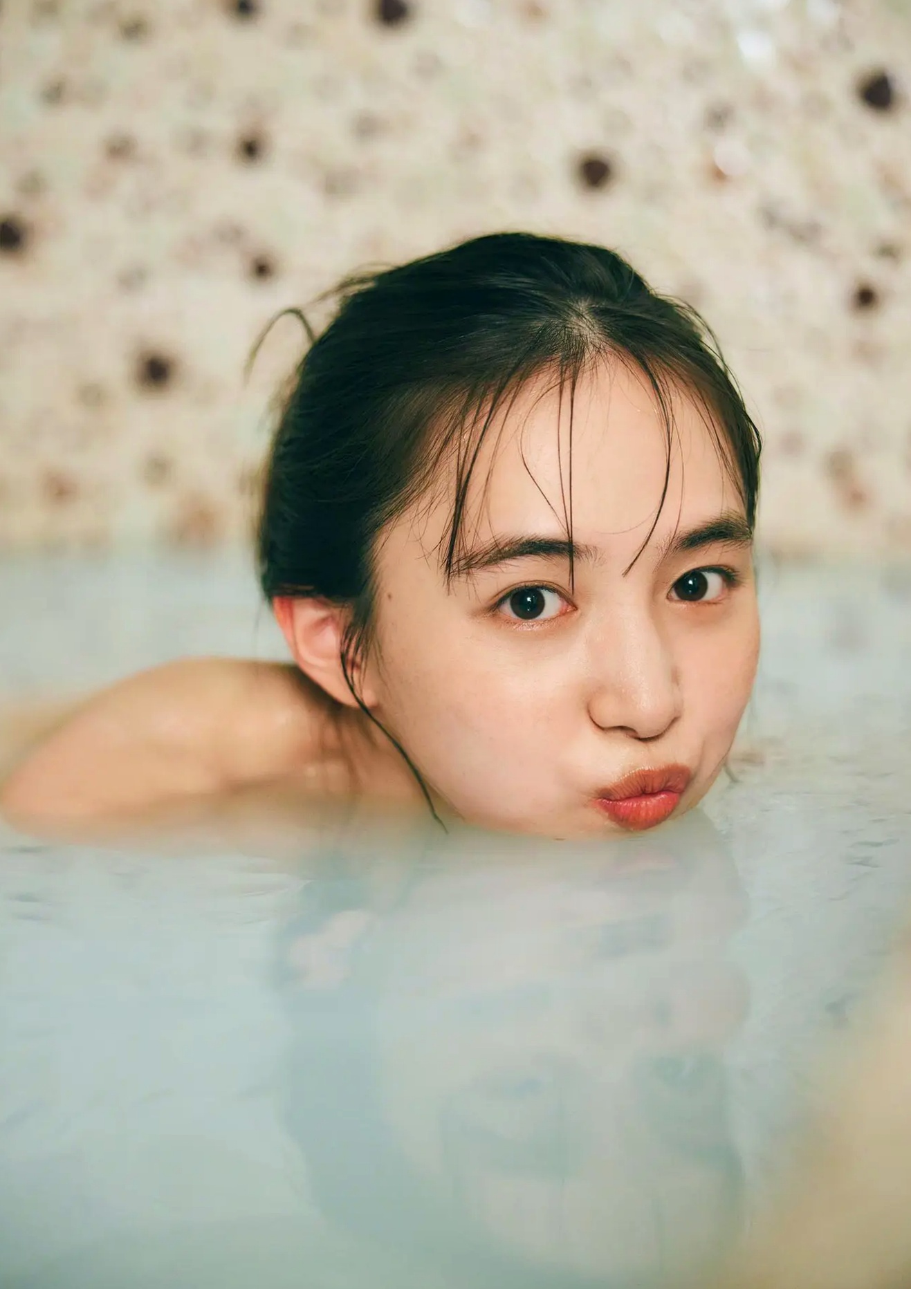 井桁弘恵《つかのま》写真:性感私房卧房与清新户外高挑美腿大片