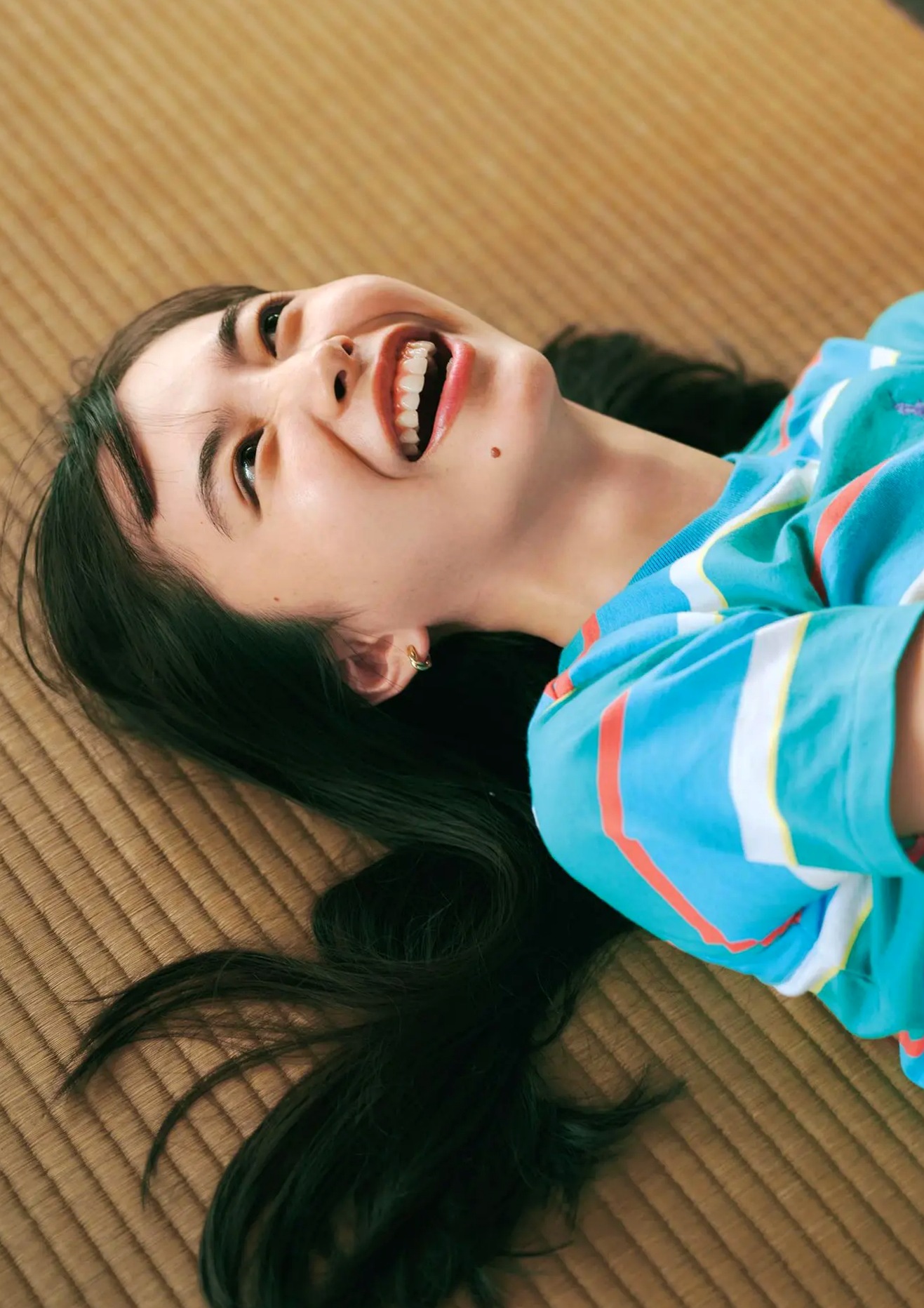 井桁弘恵《つかのま》写真:性感私房卧房与清新户外高挑美腿大片
