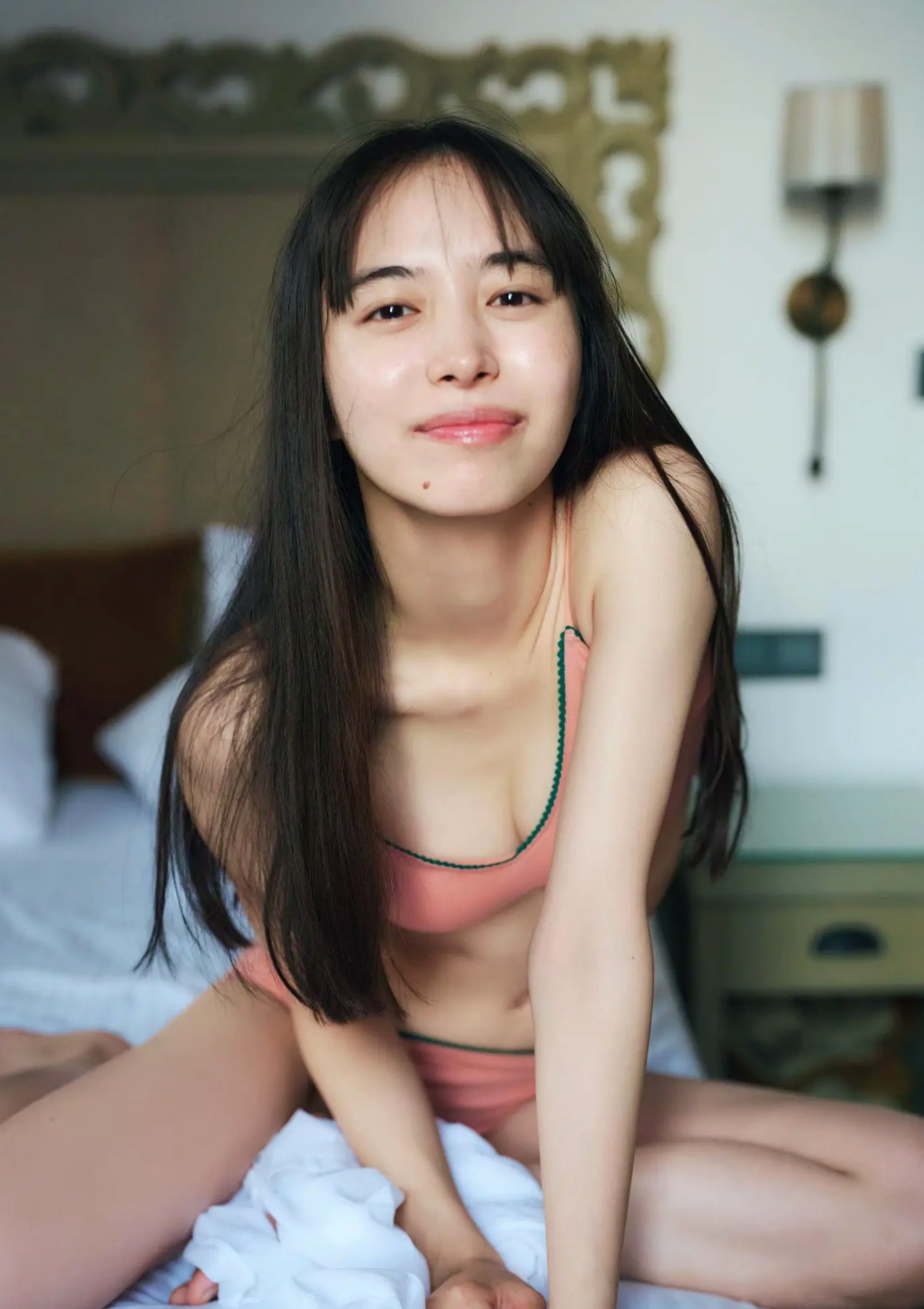 井桁弘恵《つかのま》写真:性感私房卧房与清新户外高挑美腿大片