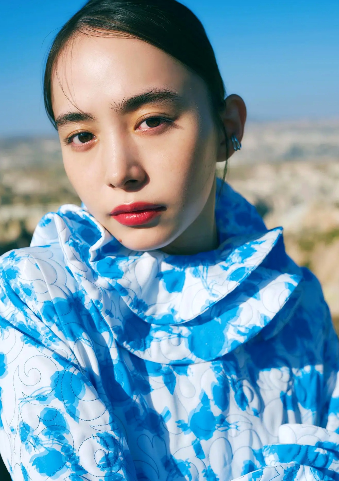 井桁弘恵《つかのま》写真:性感私房卧房与清新户外高挑美腿大片