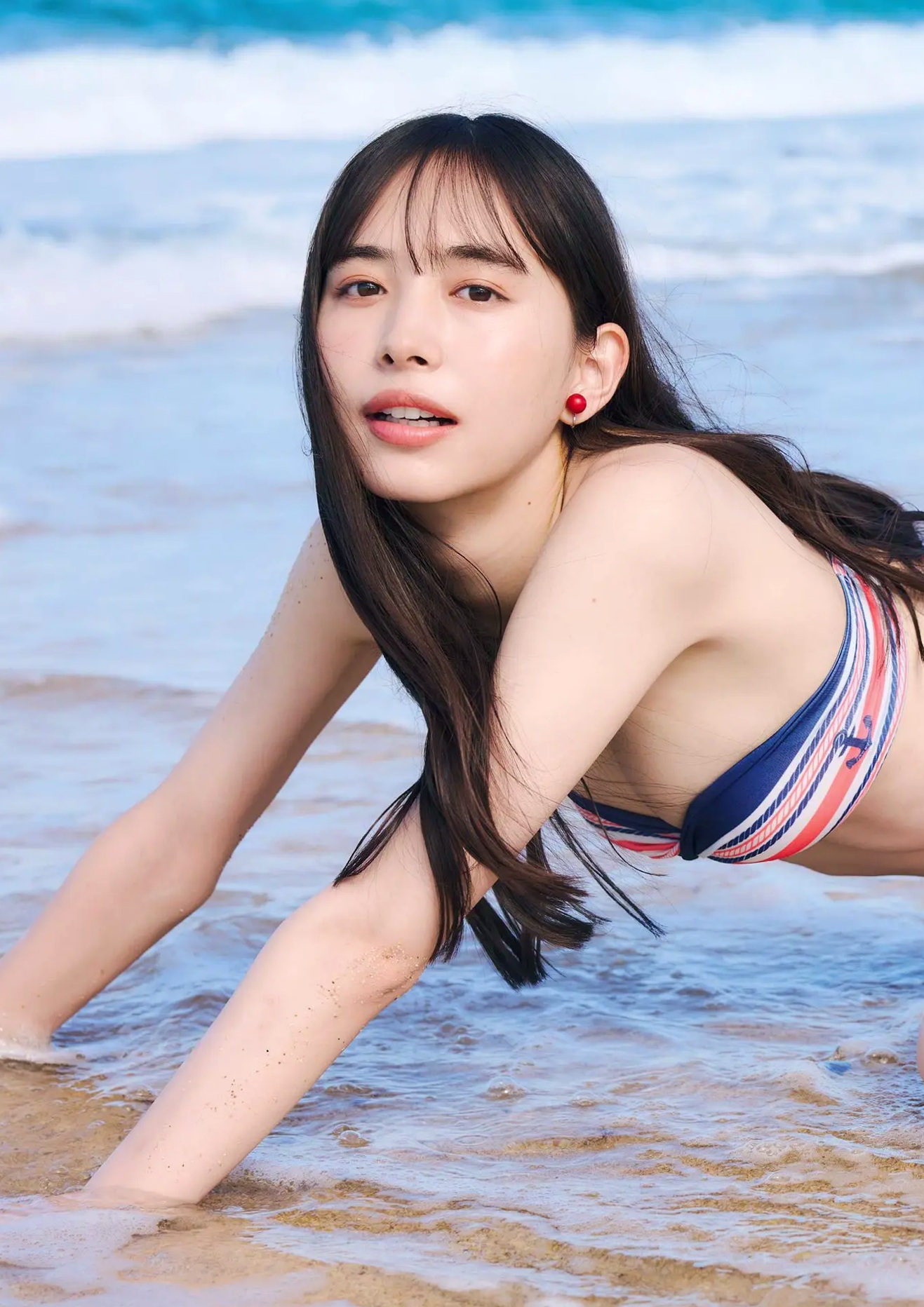 井桁弘恵《つかのま》写真:性感私房卧房与清新户外高挑美腿大片