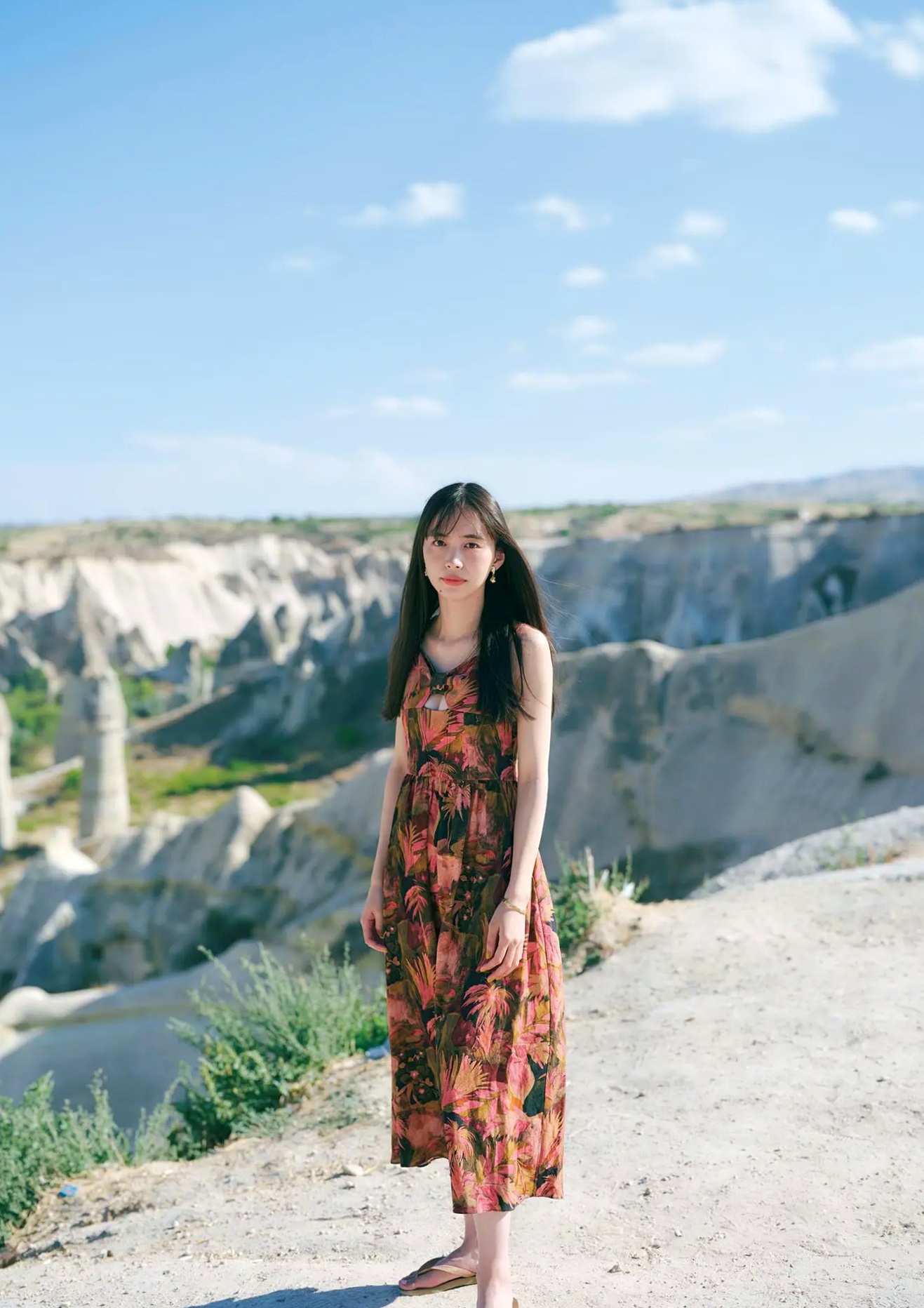 井桁弘恵《つかのま》写真:性感私房卧房与清新户外高挑美腿大片