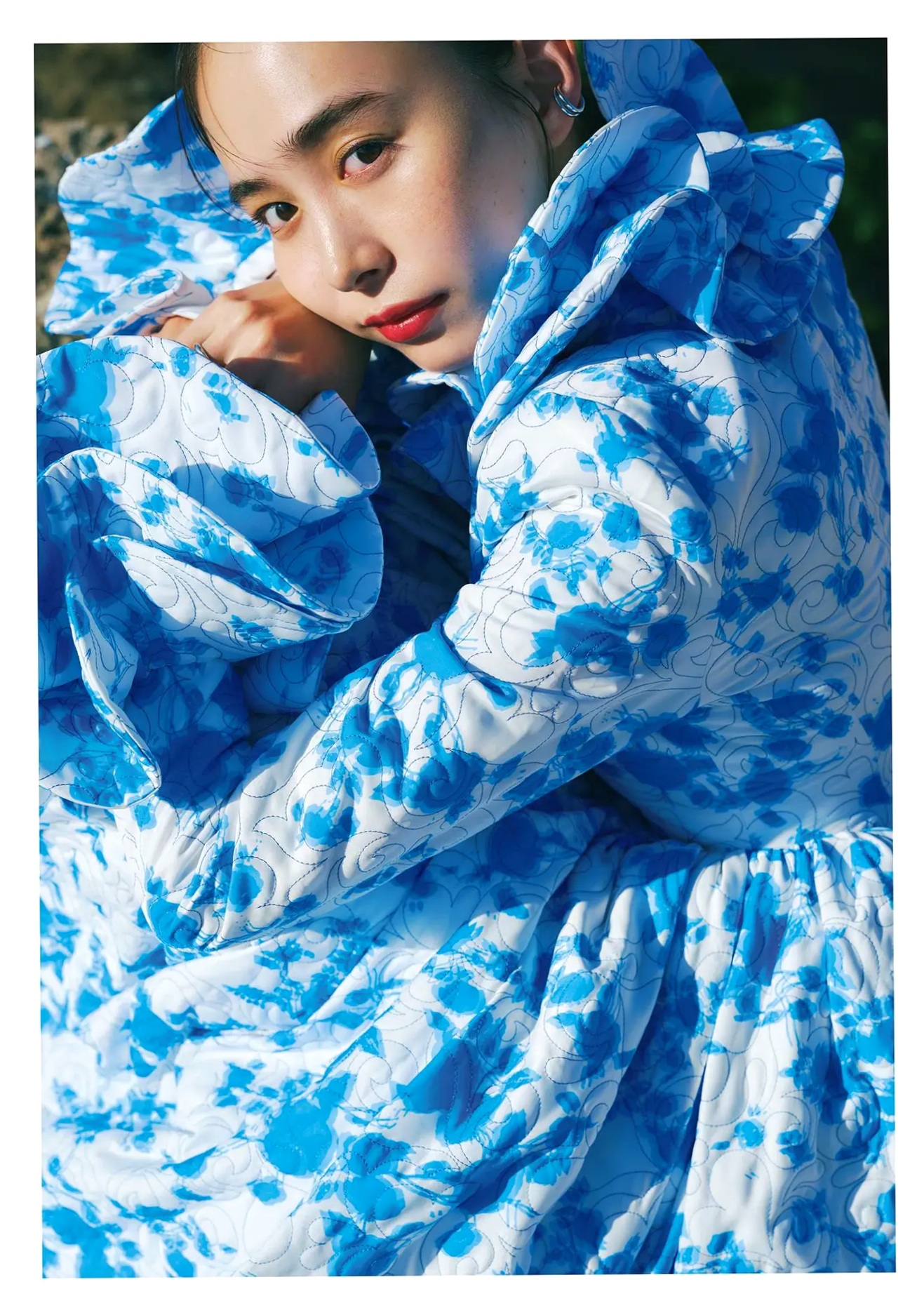 井桁弘恵《つかのま》写真:性感私房卧房与清新户外高挑美腿大片