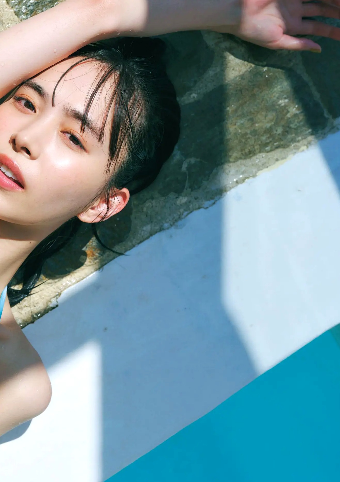 井桁弘恵《つかのま》写真:性感私房卧房与清新户外高挑美腿大片
