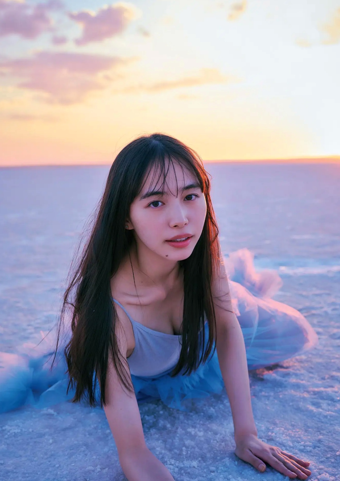 井桁弘恵《つかのま》写真:性感私房卧房与清新户外高挑美腿大片