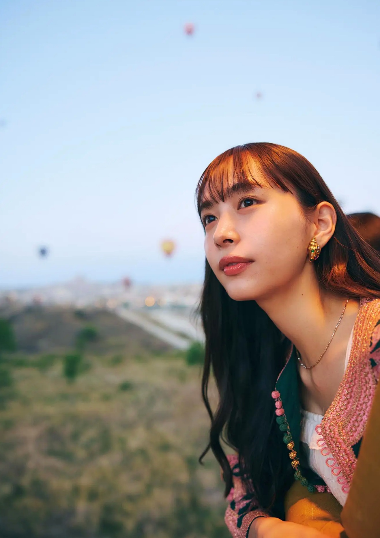 井桁弘恵《つかのま》写真:性感私房卧房与清新户外高挑美腿大片