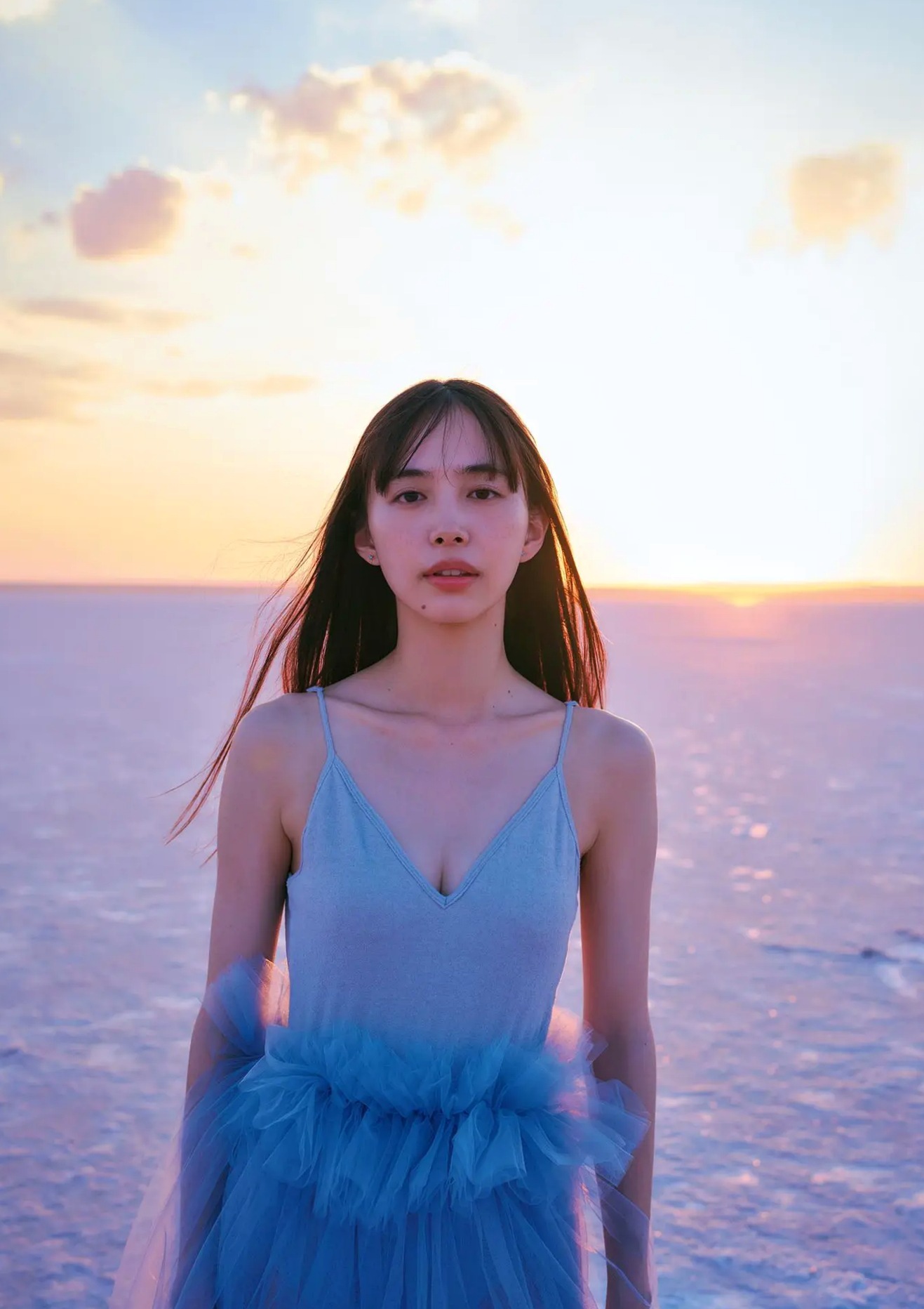 井桁弘恵《つかのま》写真:性感私房卧房与清新户外高挑美腿大片