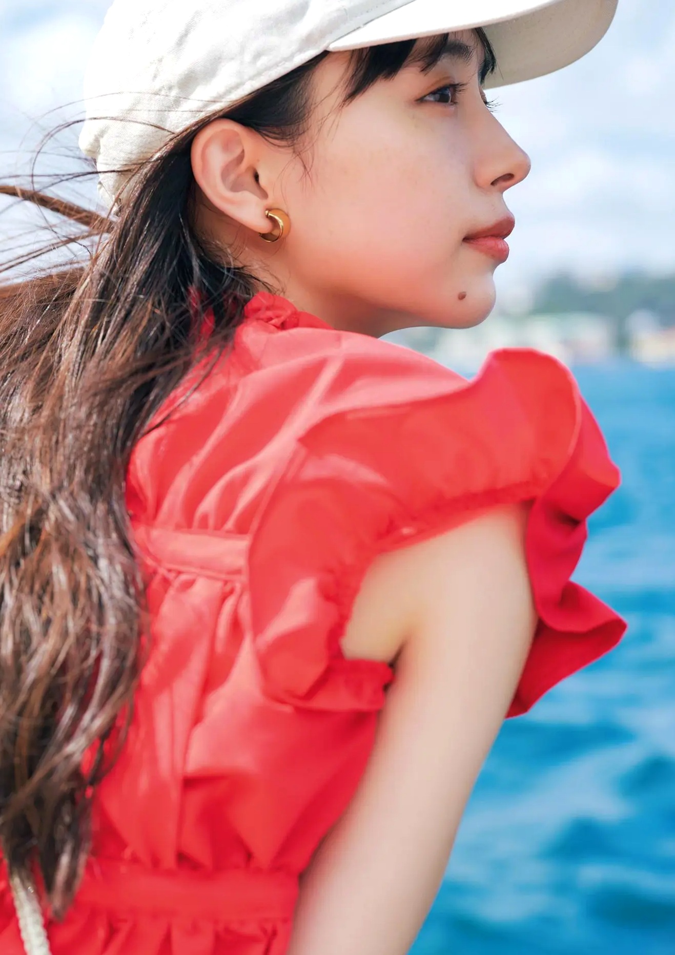 井桁弘恵《つかのま》写真:性感私房卧房与清新户外高挑美腿大片