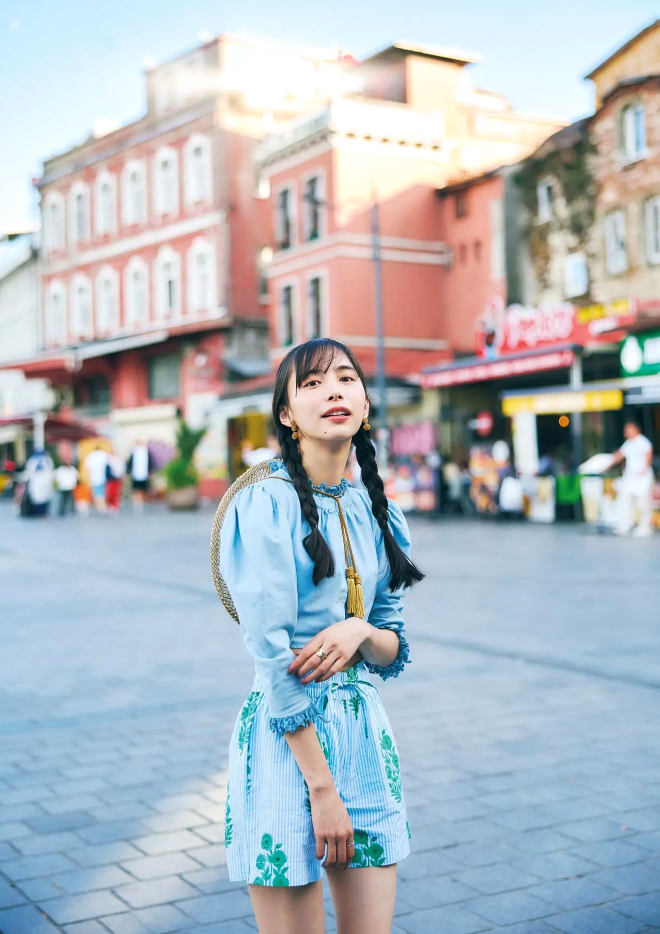 井桁弘恵《つかのま》写真:性感私房卧房与清新户外高挑美腿大片