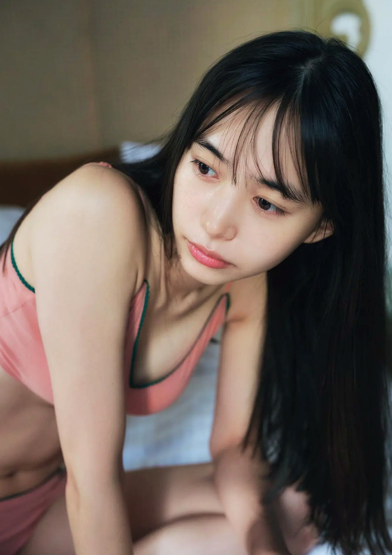 井桁弘恵《つかのま》写真:性感私房卧房与清新户外高挑美腿大片