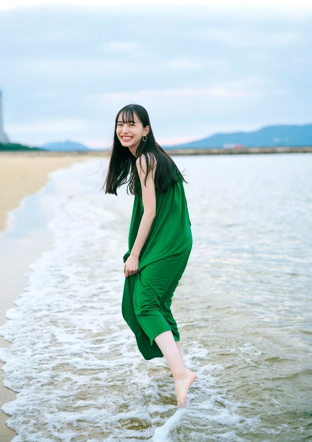 井桁弘恵《つかのま》写真:性感私房卧房与清新户外高挑美腿大片