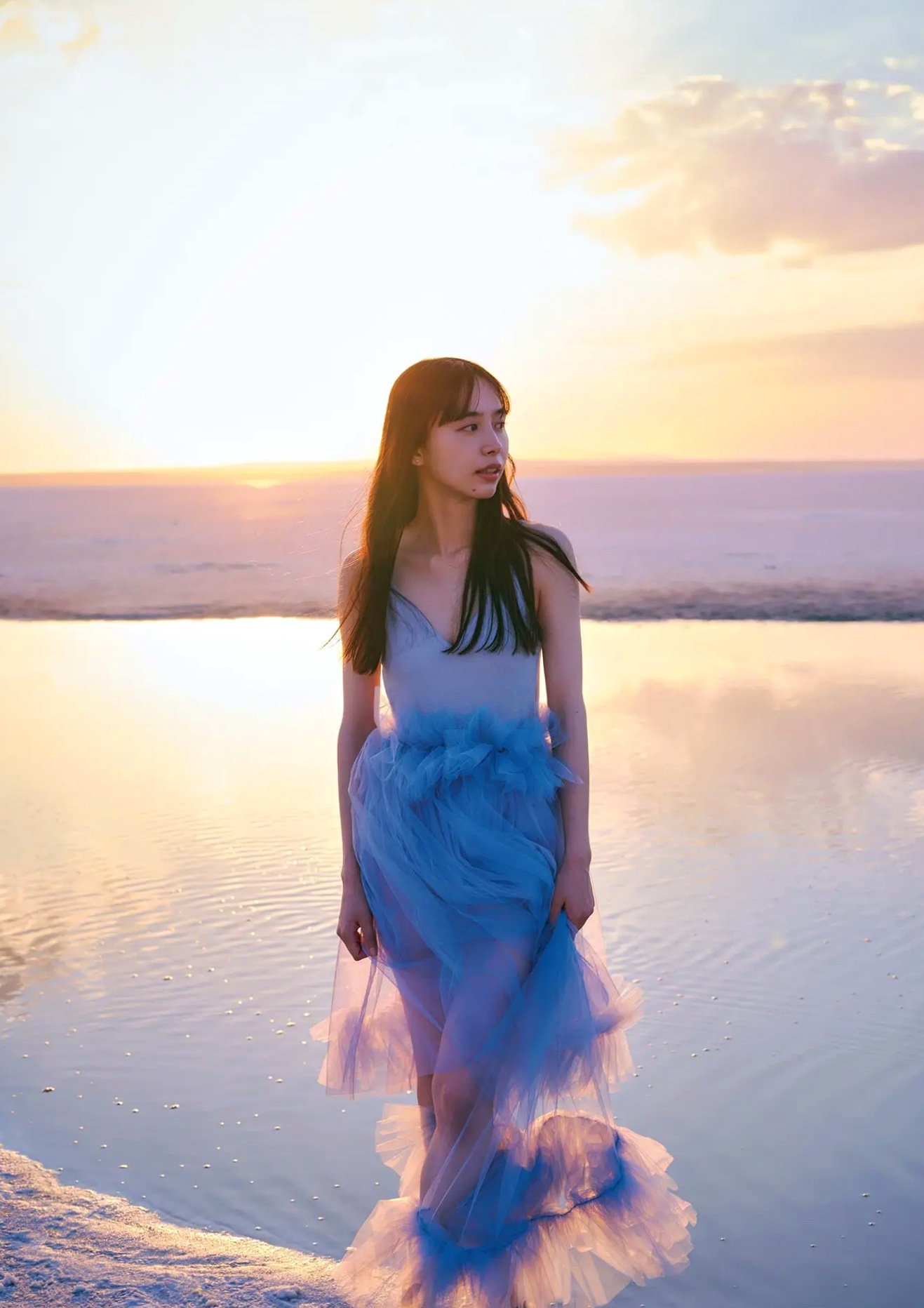 井桁弘恵《つかのま》写真:性感私房卧房与清新户外高挑美腿大片