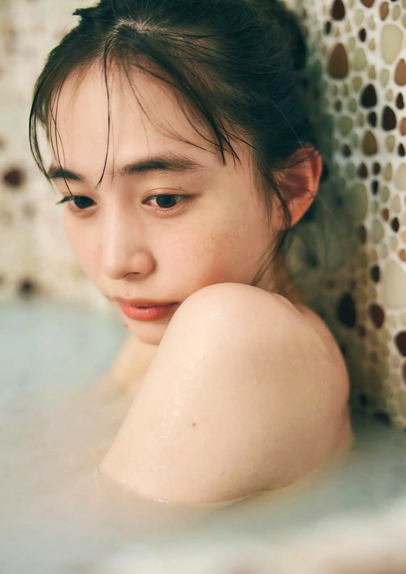 井桁弘恵《つかのま》写真:性感私房卧房与清新户外高挑美腿大片