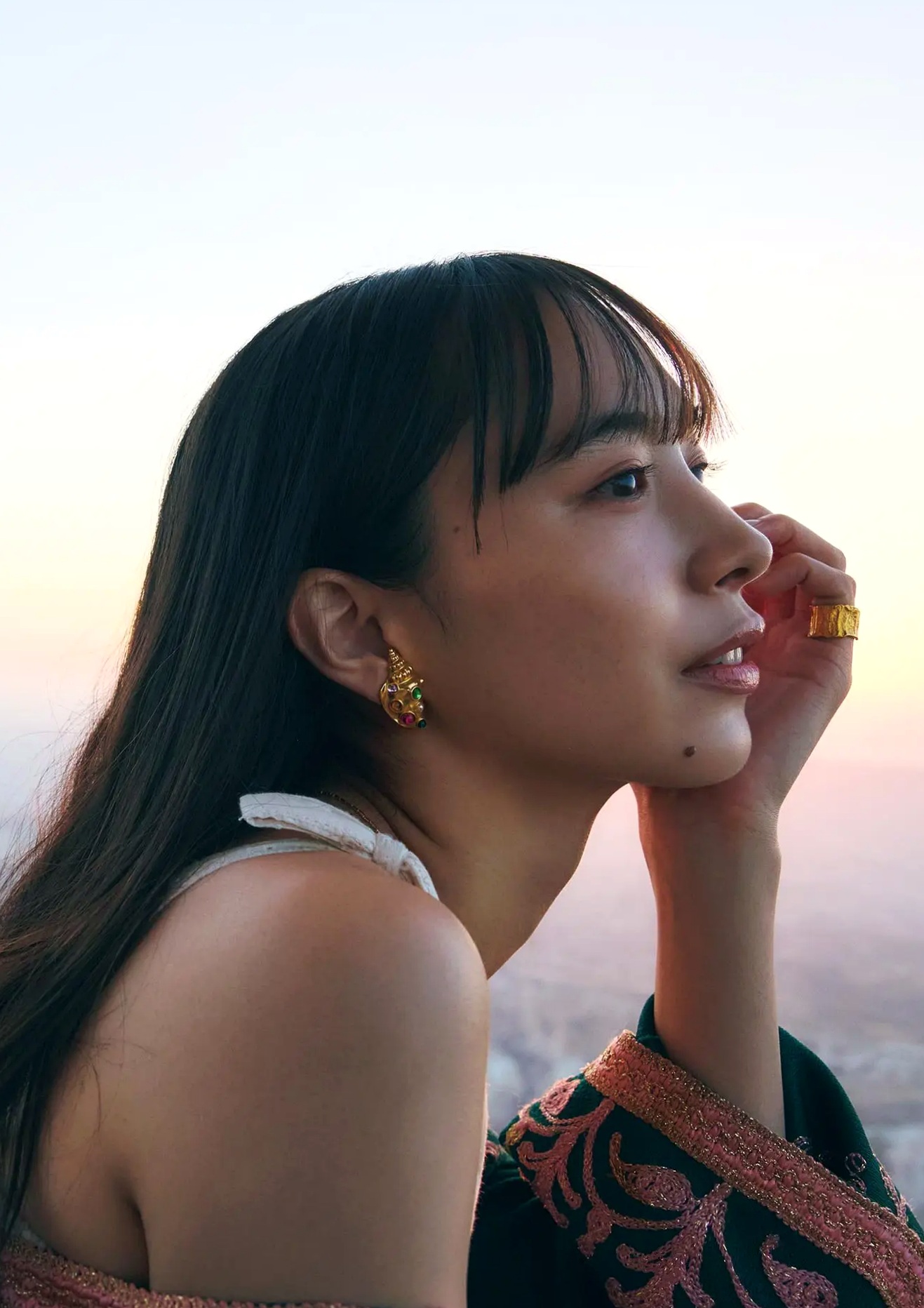 井桁弘恵《つかのま》写真:性感私房卧房与清新户外高挑美腿大片
