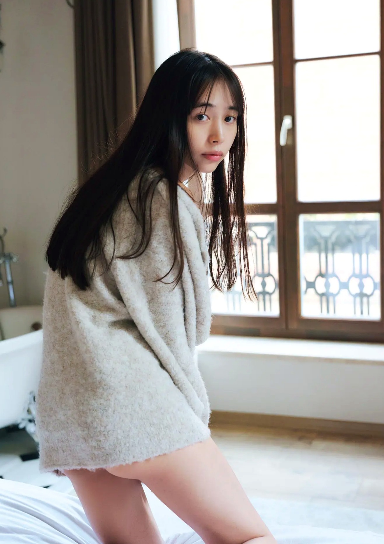 井桁弘恵《つかのま》写真:性感私房卧房与清新户外高挑美腿大片