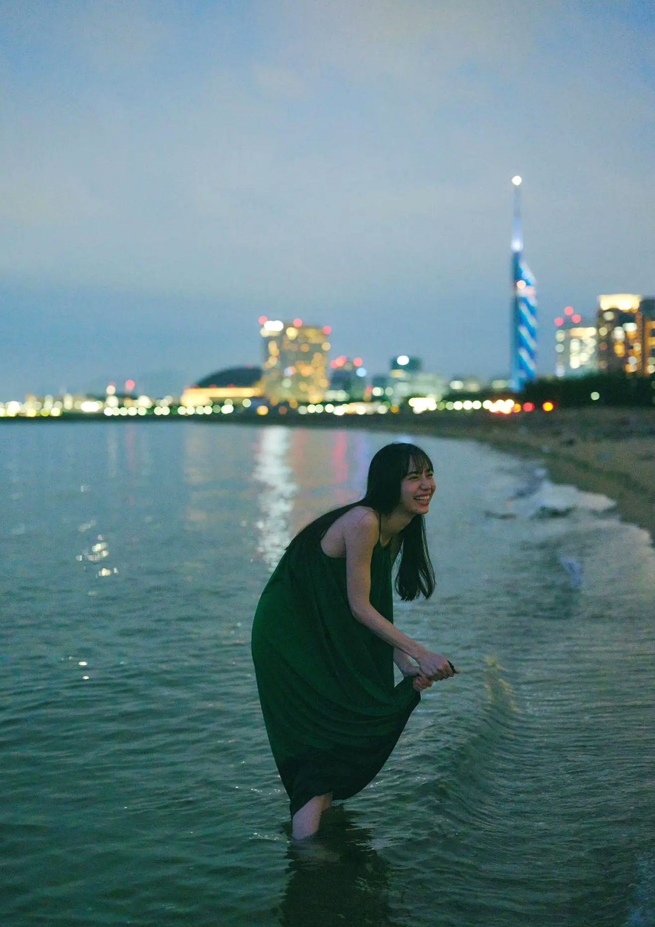 井桁弘恵《つかのま》写真:性感私房卧房与清新户外高挑美腿大片