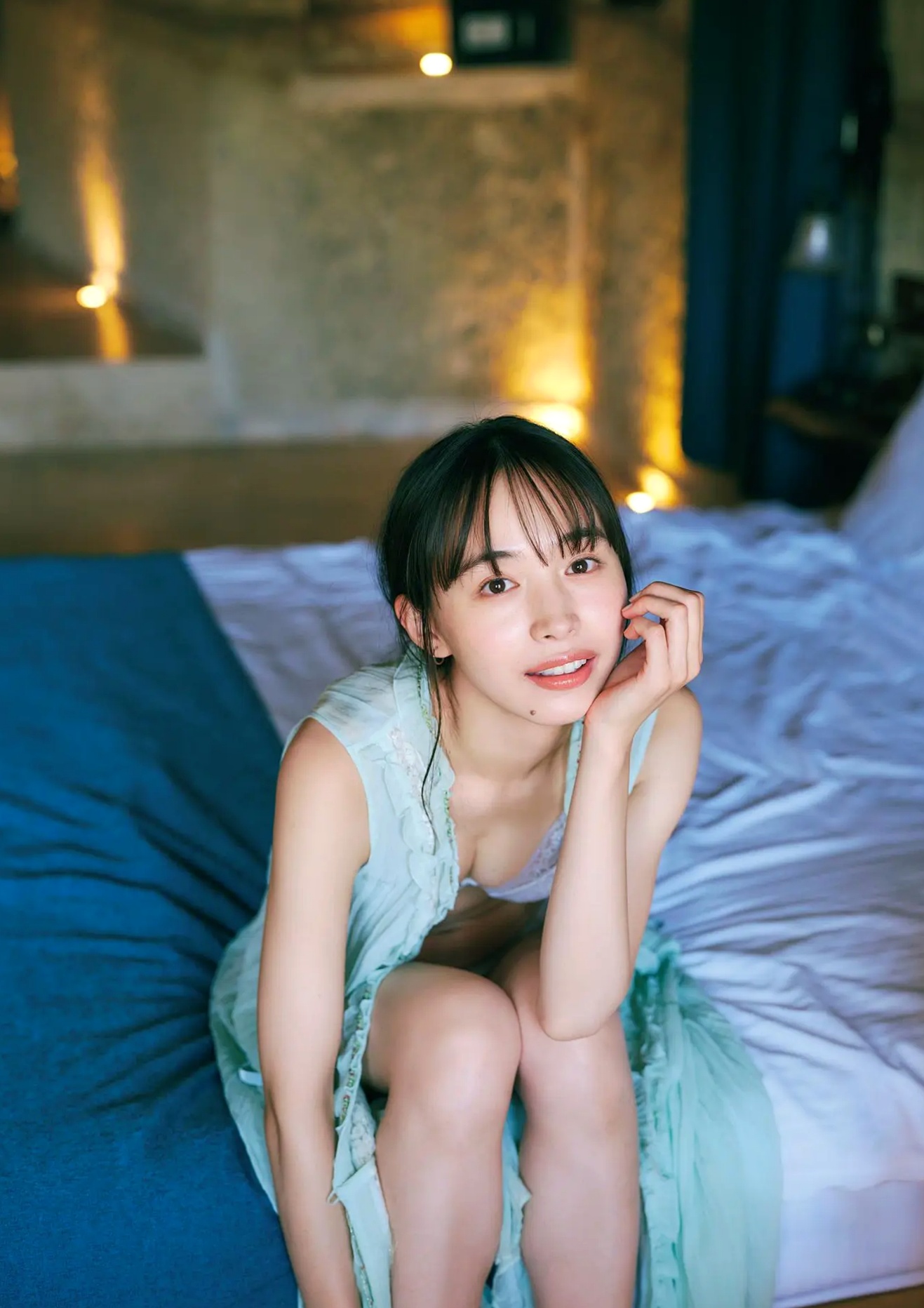 井桁弘恵《つかのま》写真:性感私房卧房与清新户外高挑美腿大片
