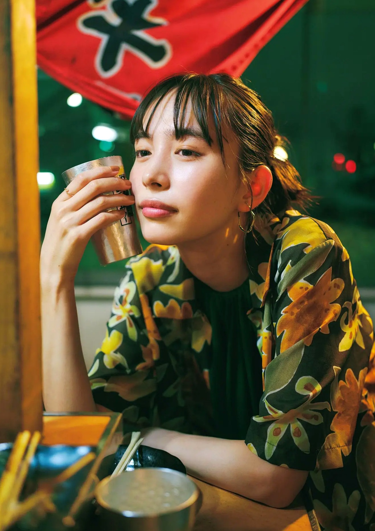 井桁弘恵《つかのま》写真:性感私房卧房与清新户外高挑美腿大片