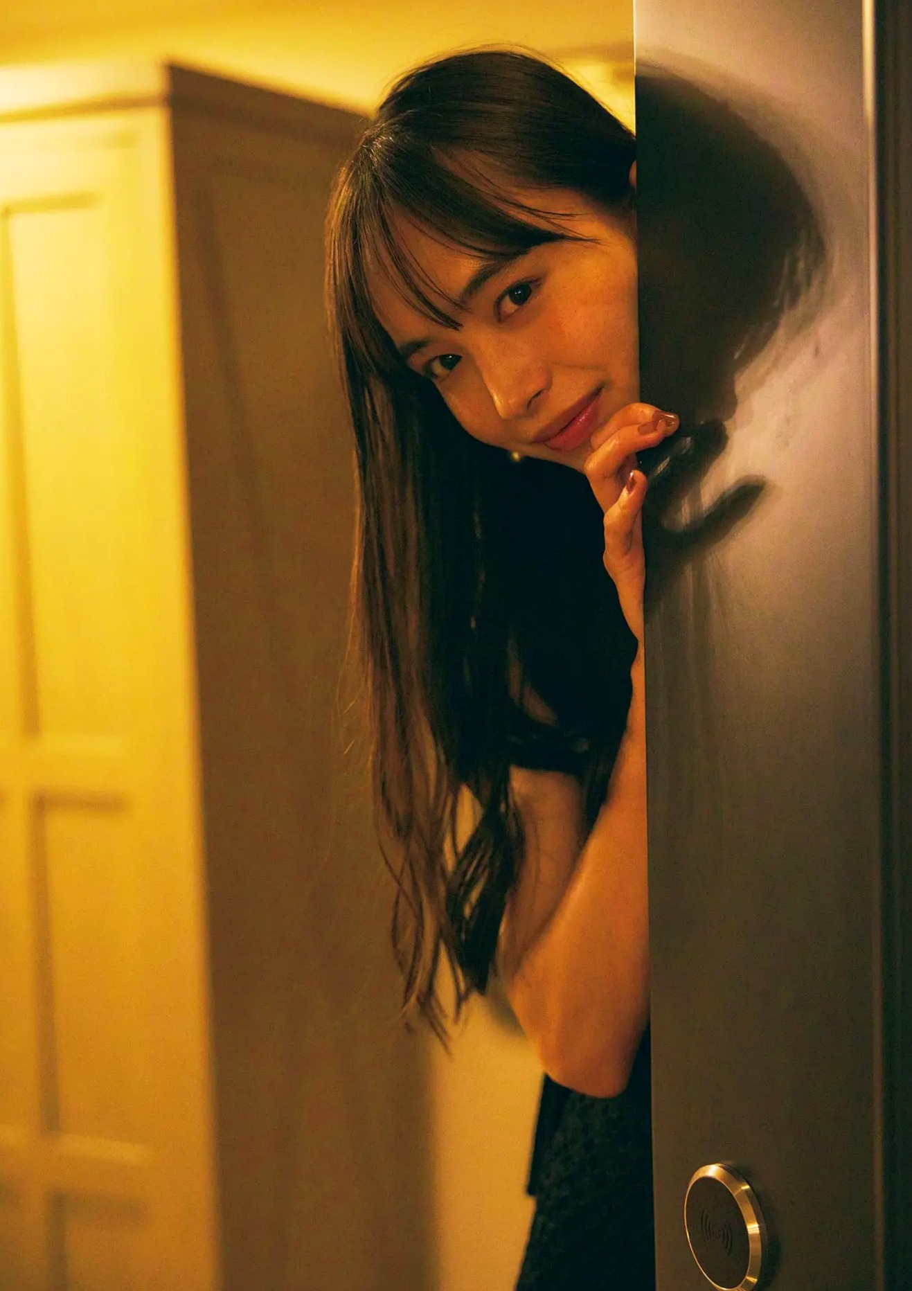 井桁弘恵《つかのま》写真:性感私房卧房与清新户外高挑美腿大片