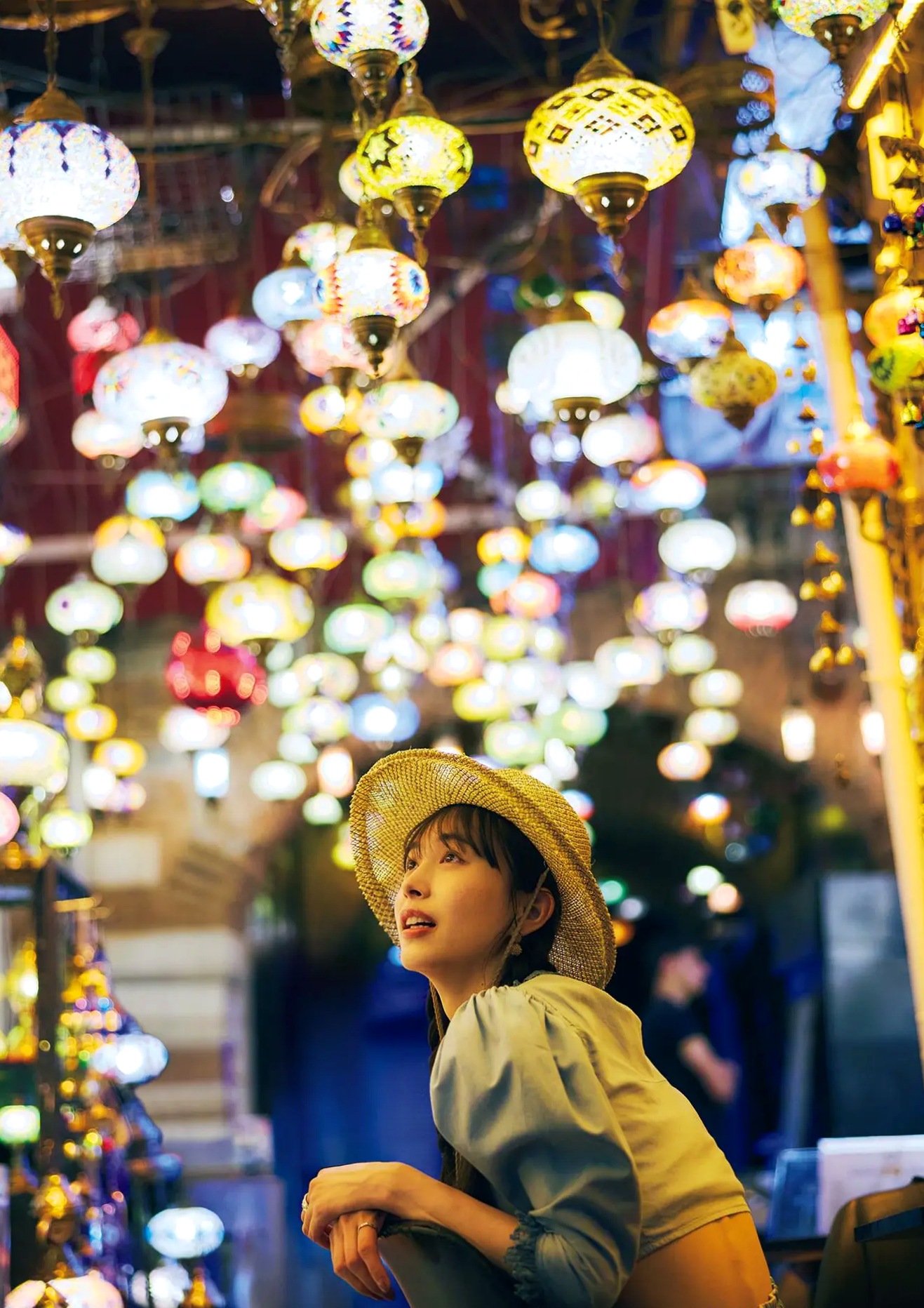 井桁弘恵《つかのま》写真:性感私房卧房与清新户外高挑美腿大片