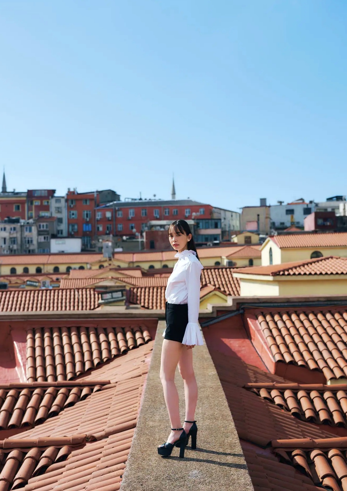 井桁弘恵《つかのま》写真:性感私房卧房与清新户外高挑美腿大片