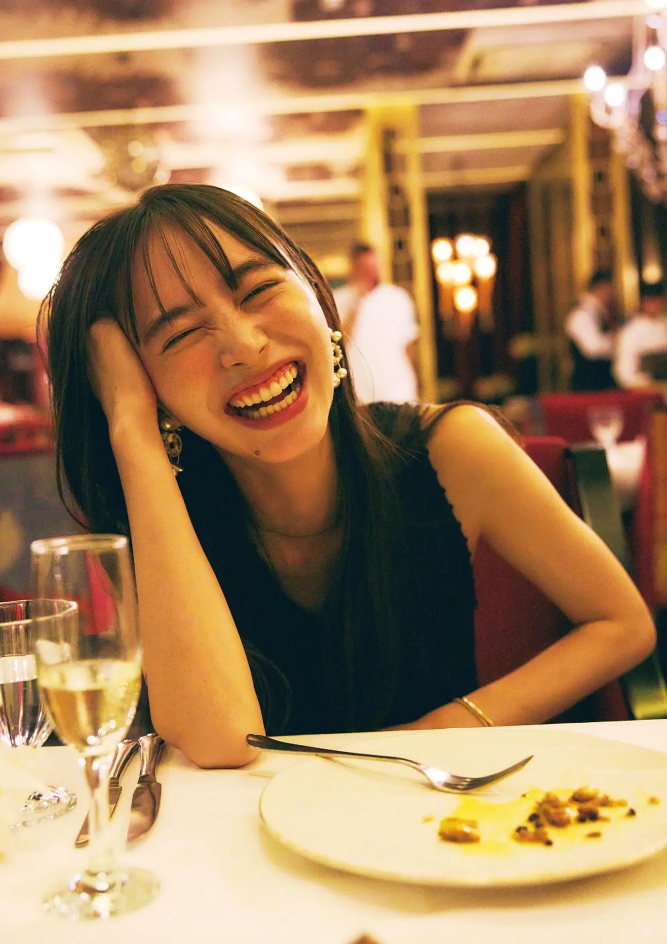 井桁弘恵《つかのま》写真:性感私房卧房与清新户外高挑美腿大片