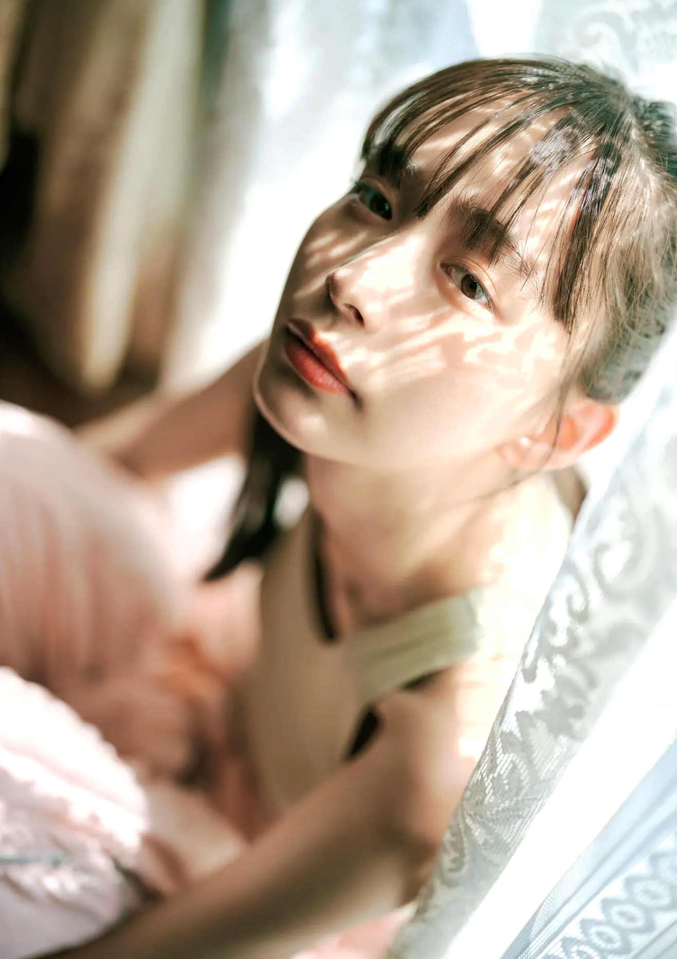井桁弘恵《つかのま》写真:性感私房卧房与清新户外高挑美腿大片