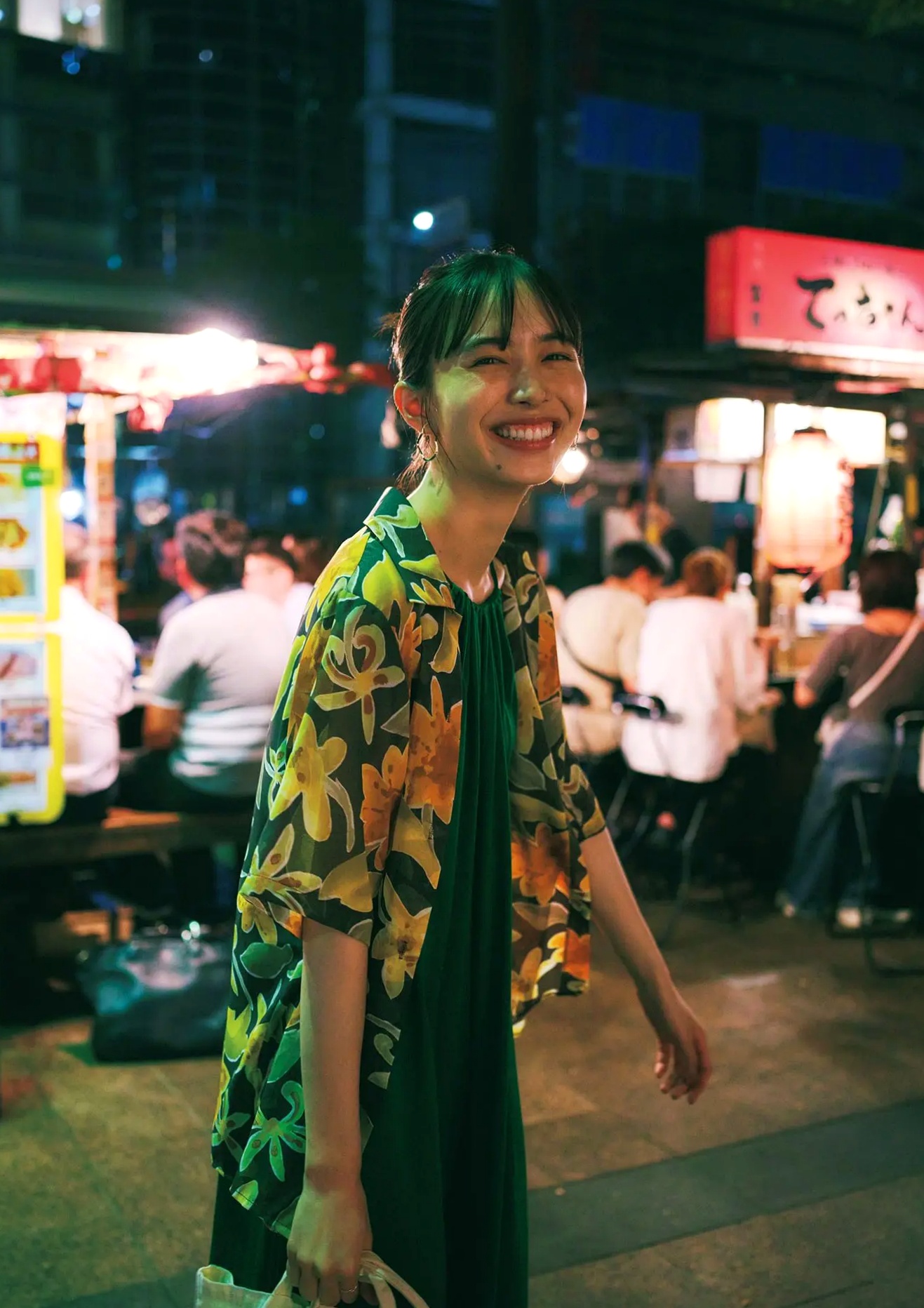 井桁弘恵《つかのま》写真:性感私房卧房与清新户外高挑美腿大片