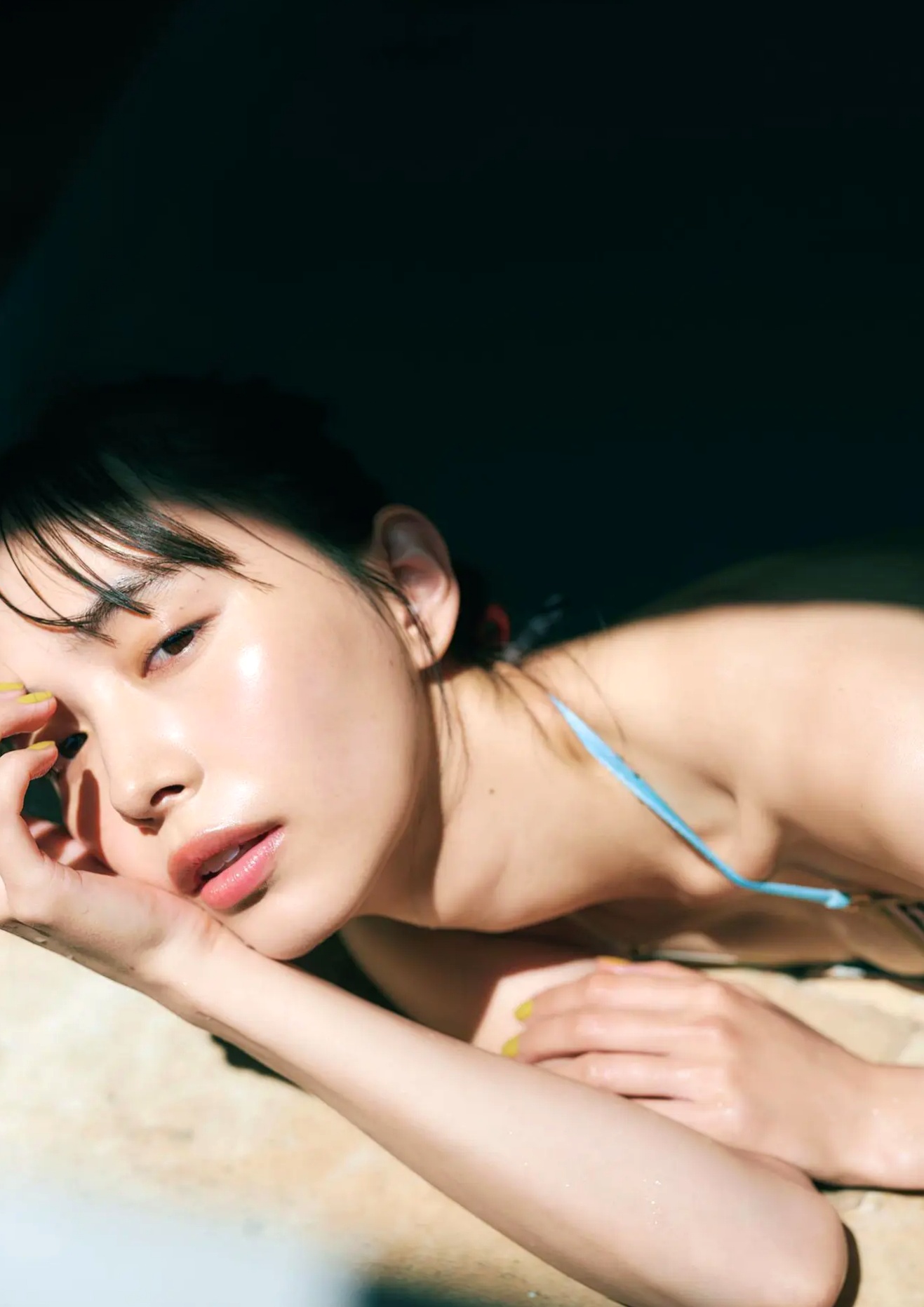 井桁弘恵《つかのま》写真:性感私房卧房与清新户外高挑美腿大片