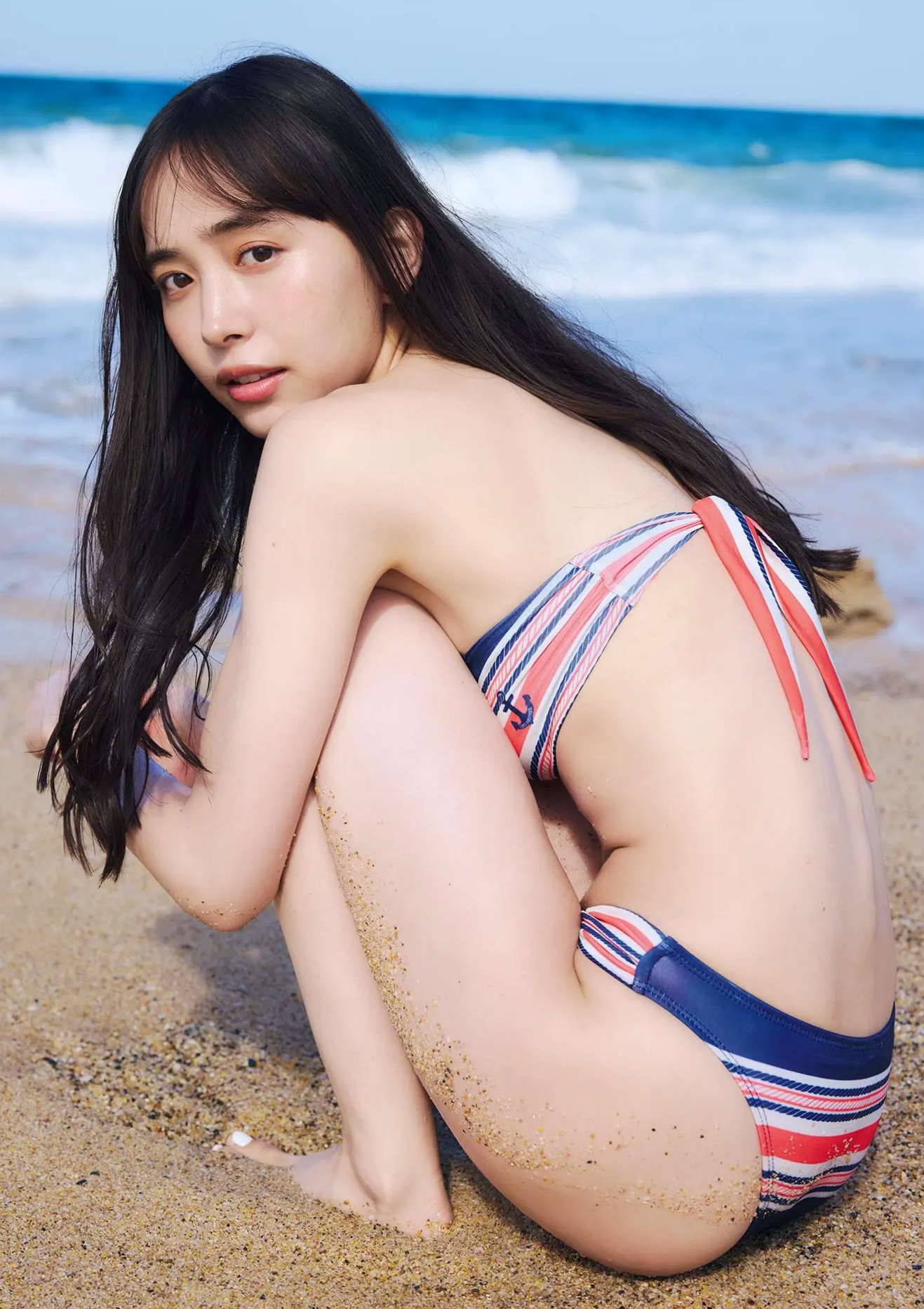 井桁弘恵《つかのま》写真:性感私房卧房与清新户外高挑美腿大片