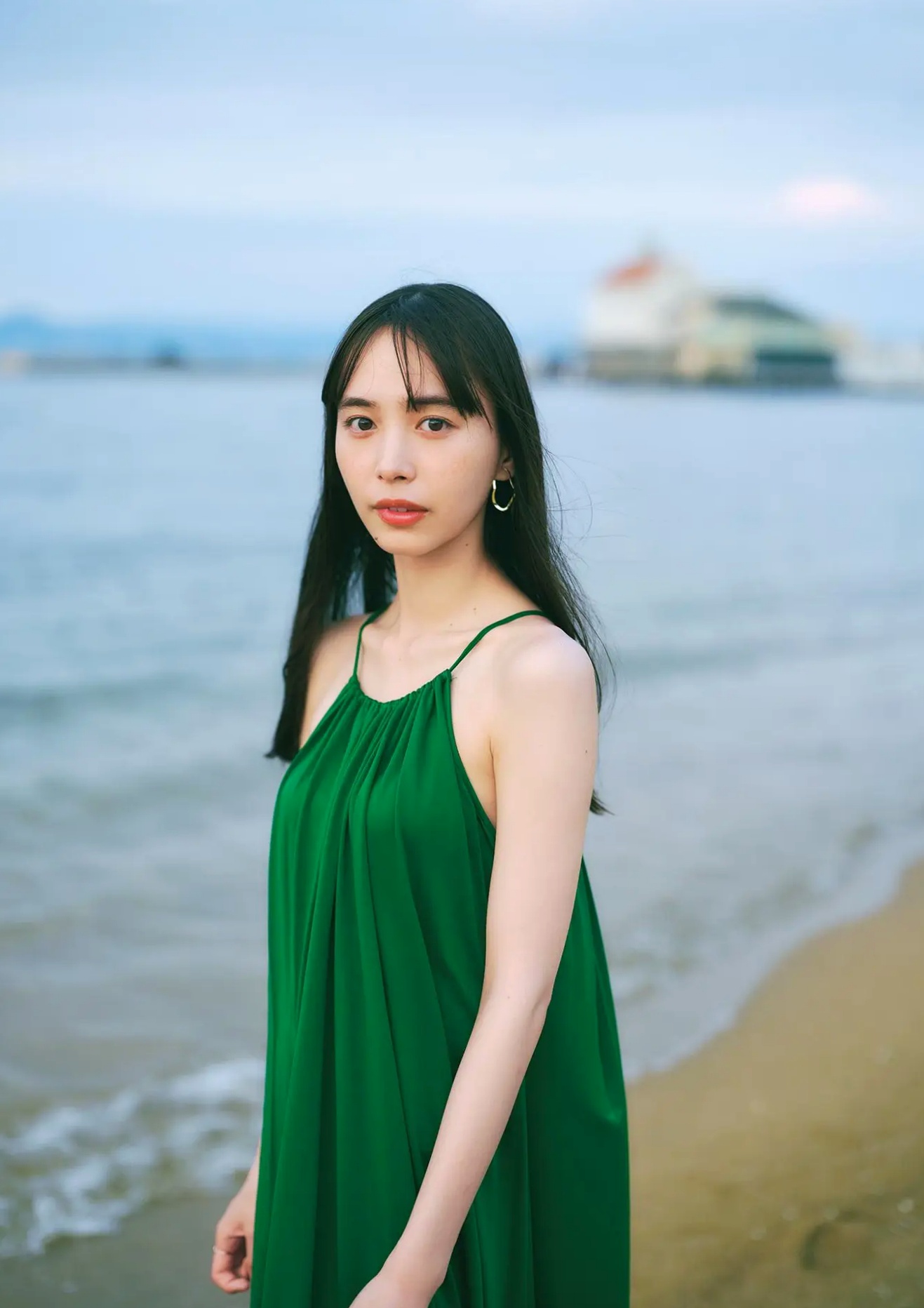 井桁弘恵《つかのま》写真:性感私房卧房与清新户外高挑美腿大片