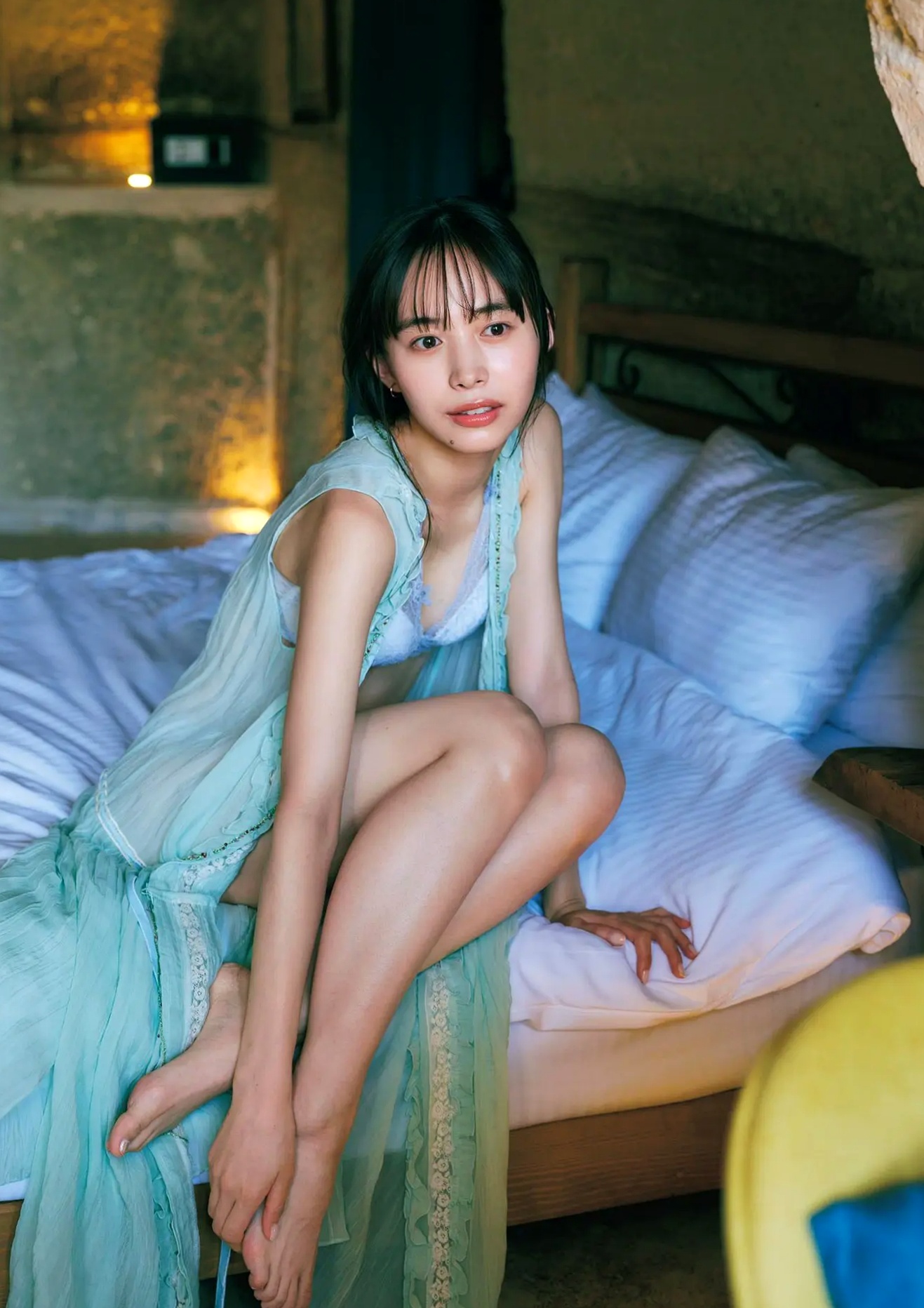 井桁弘恵《つかのま》写真:性感私房卧房与清新户外高挑美腿大片