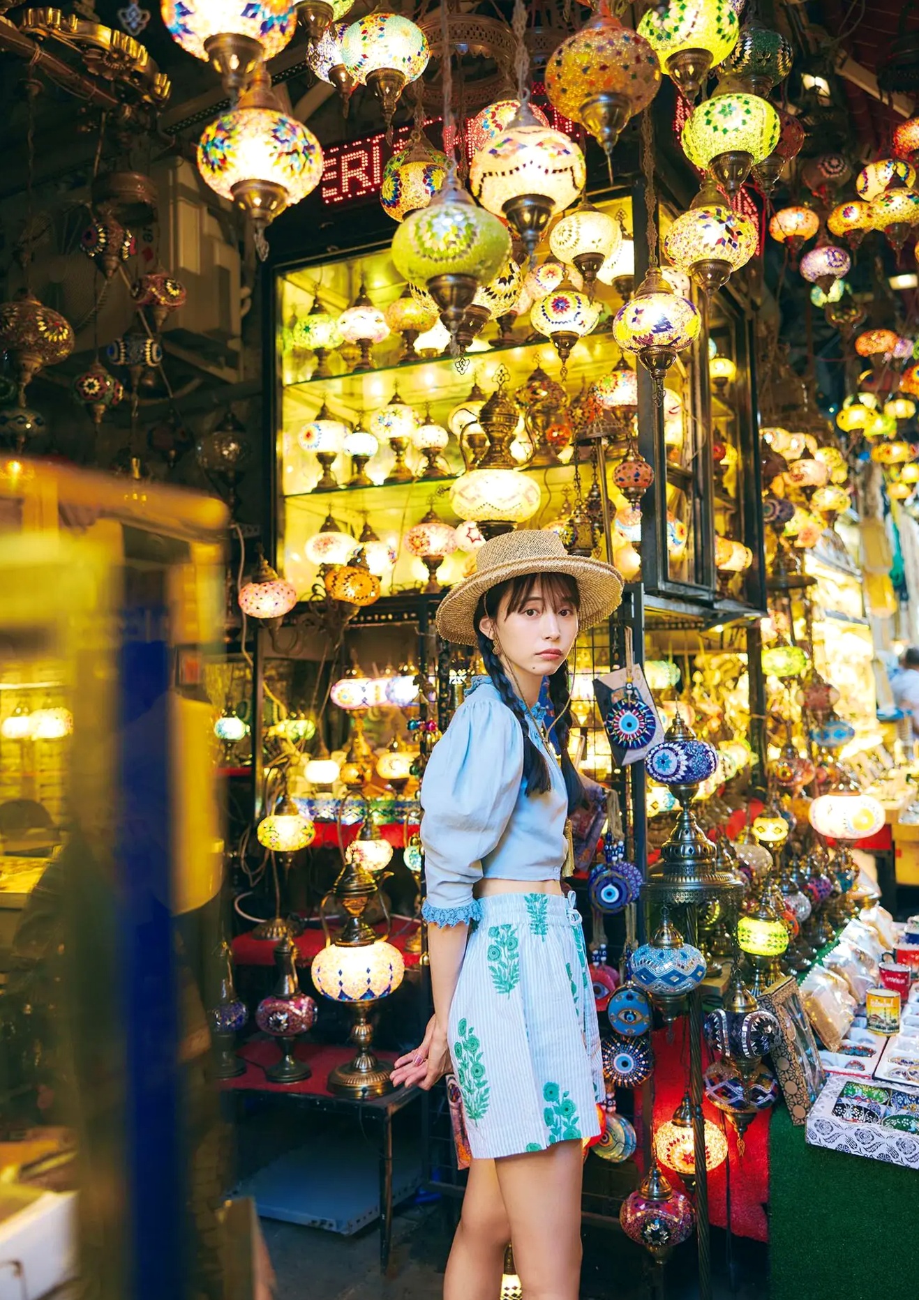 井桁弘恵《つかのま》写真:性感私房卧房与清新户外高挑美腿大片