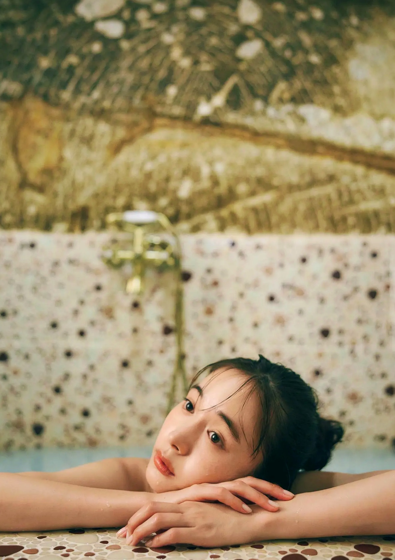 井桁弘恵《つかのま》写真:性感私房卧房与清新户外高挑美腿大片
